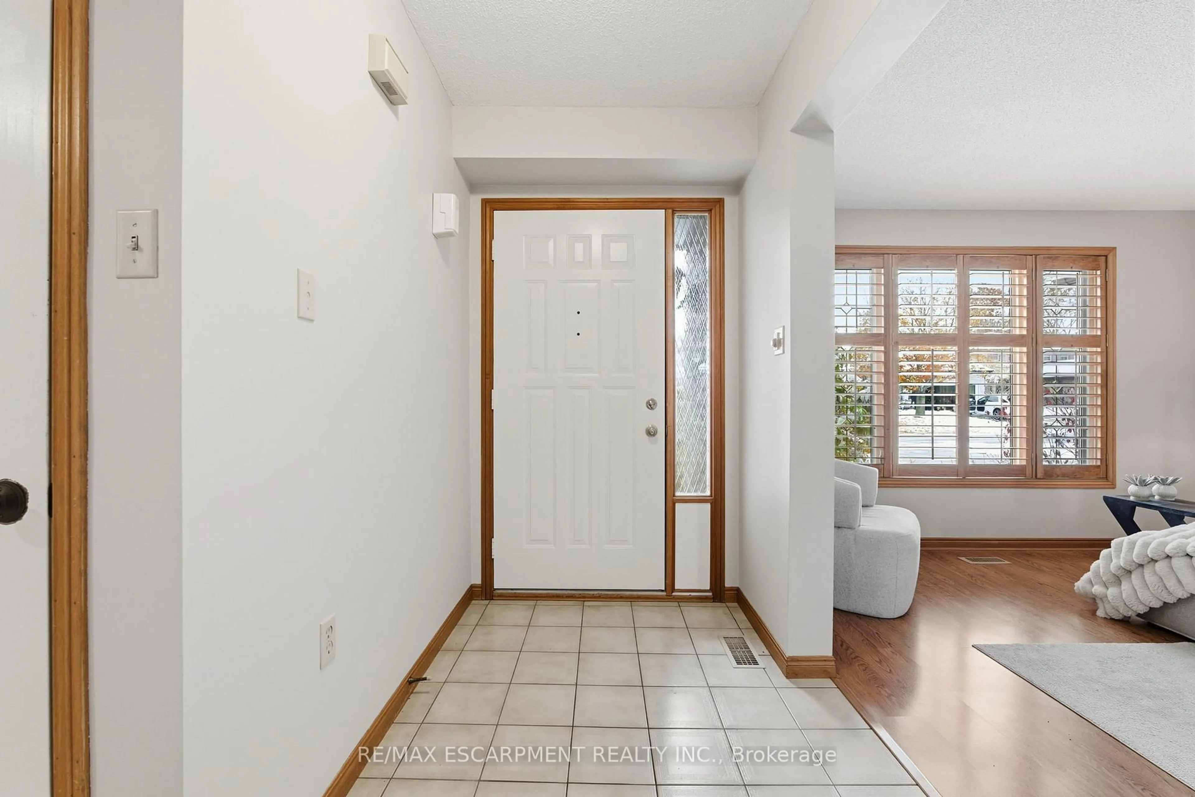 Indoor entryway for 121 PARKWOOD Cres, Hamilton Ontario L8V 4Z6