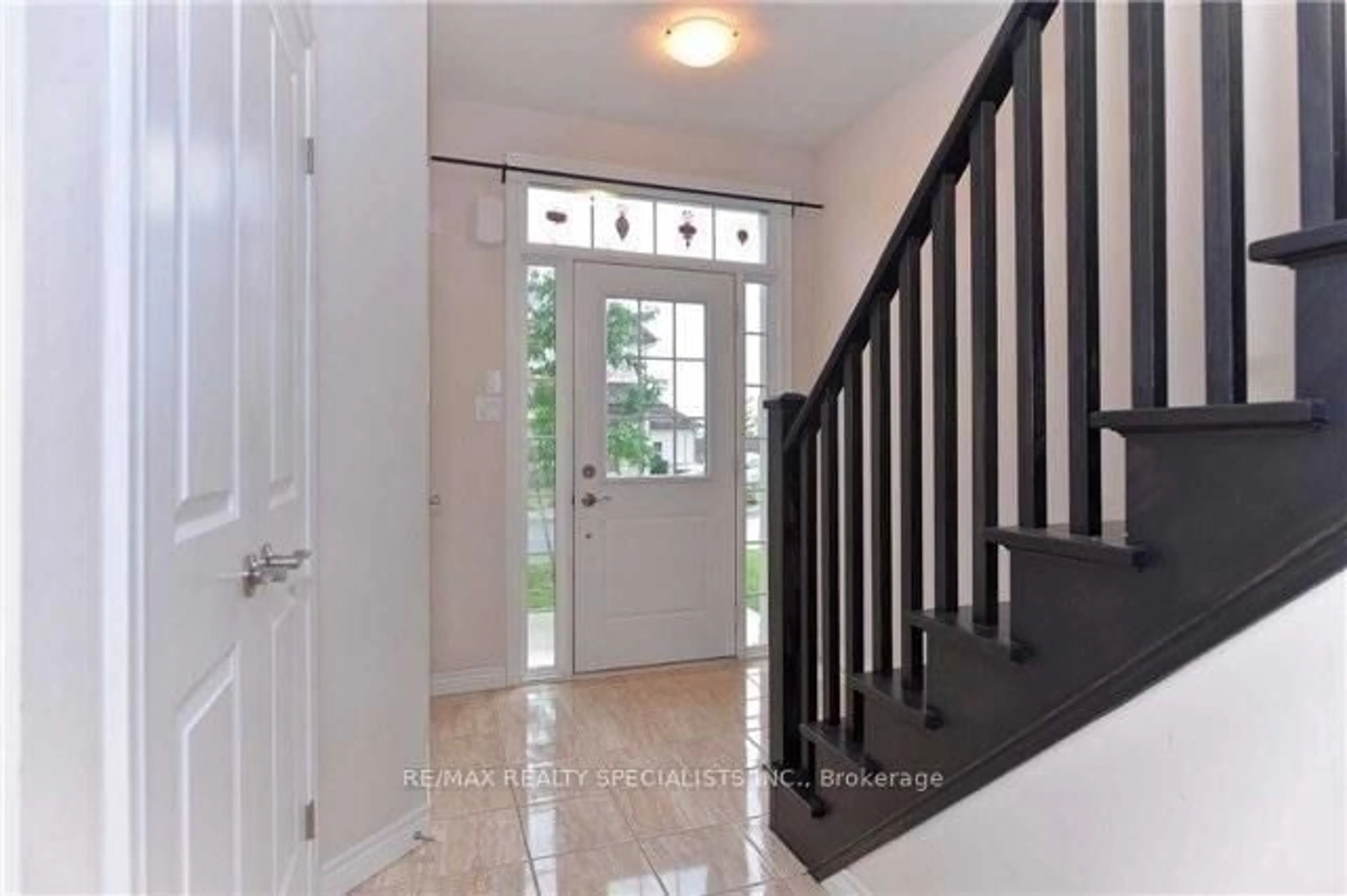 Indoor entryway for 8 Lakelawn Rd #62, Grimsby Ontario L3M 0G1