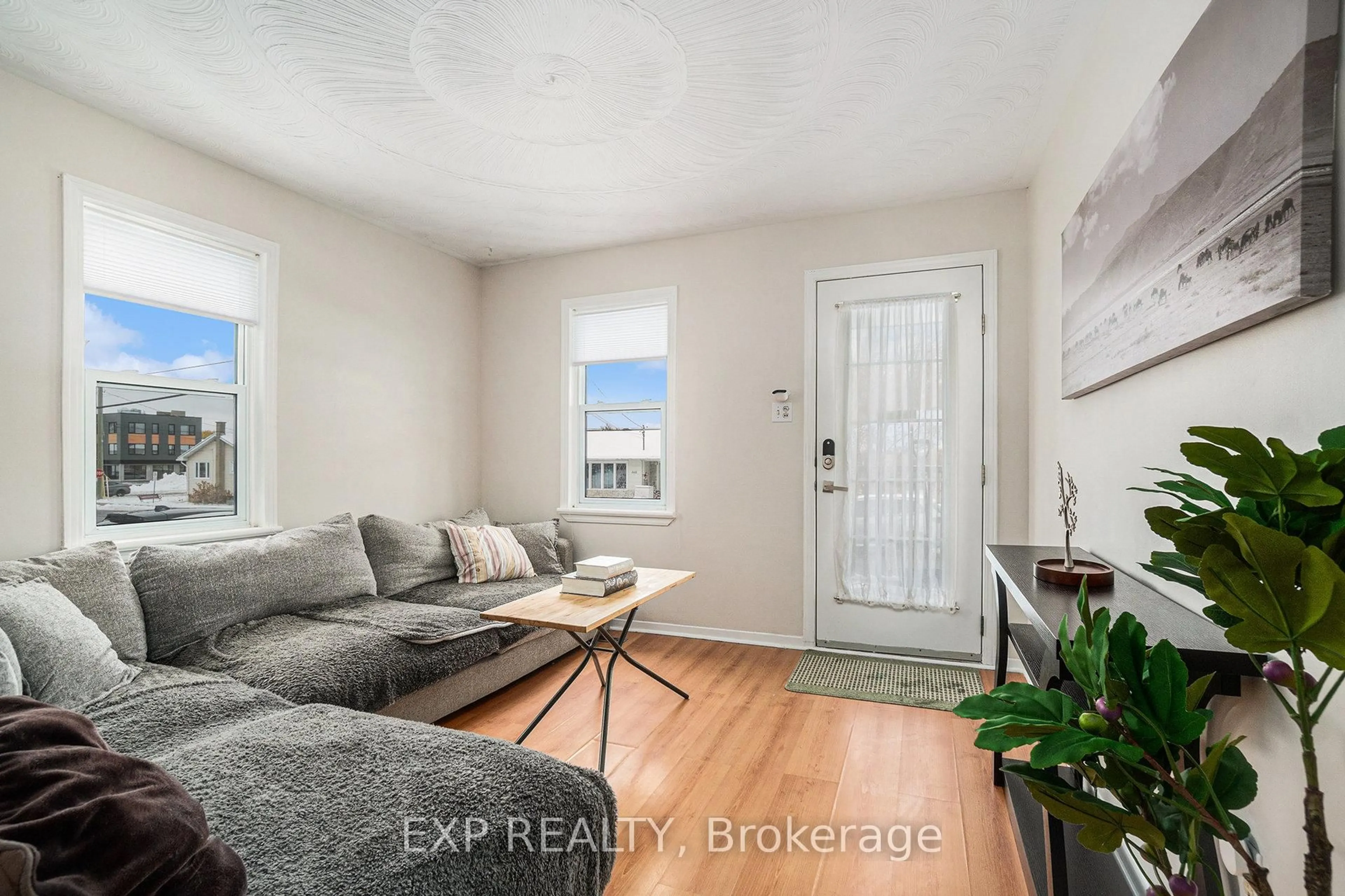 Living room with furniture, wood/laminate floor for 659 Montcalm St, Casselman Ontario K0A 1M0