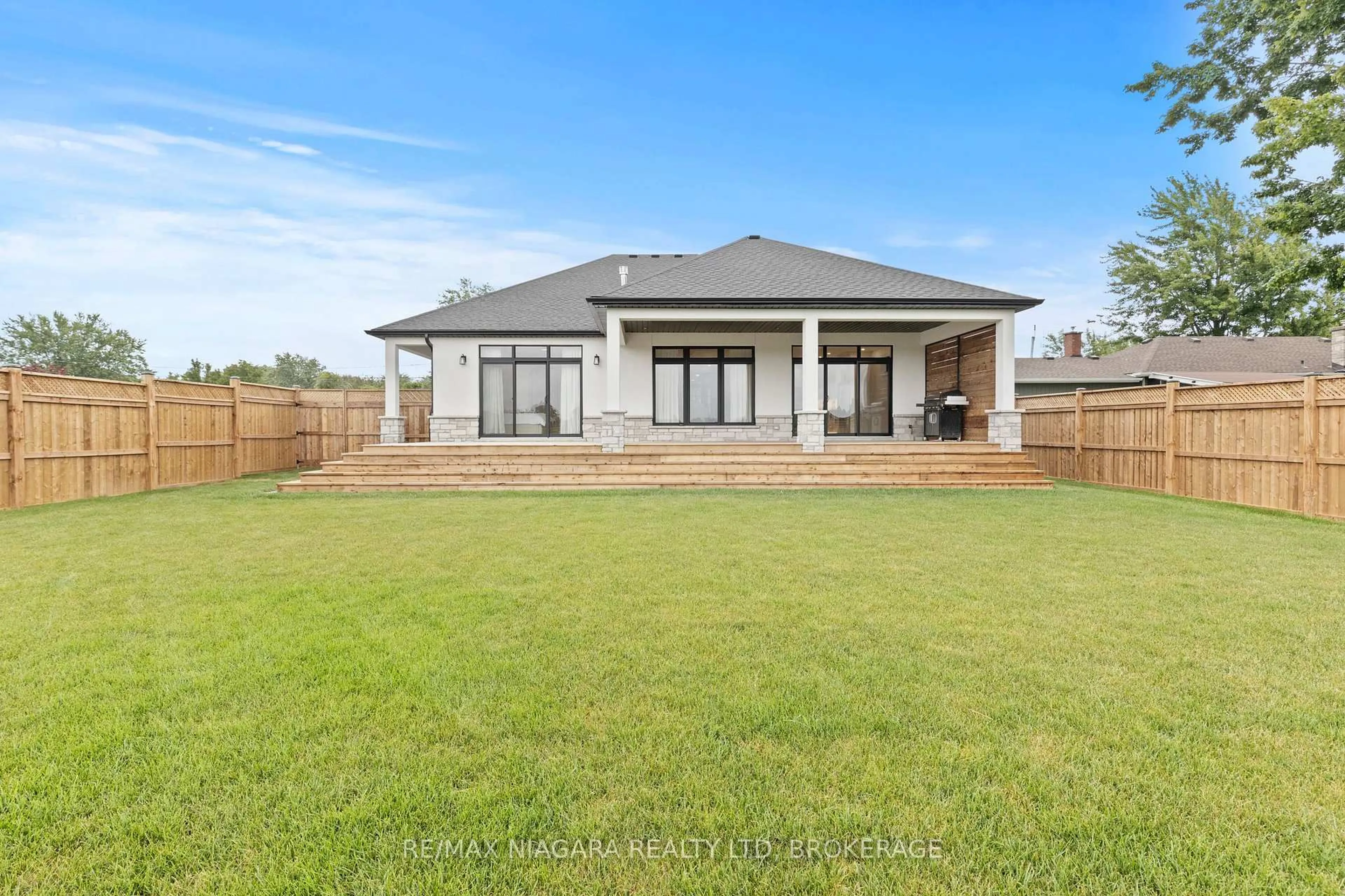 A pic from outside/outdoor area/front of a property/back of a property/a pic from drone, unknown for 637 Buffalo Rd, Fort Erie Ontario L2A 5G7