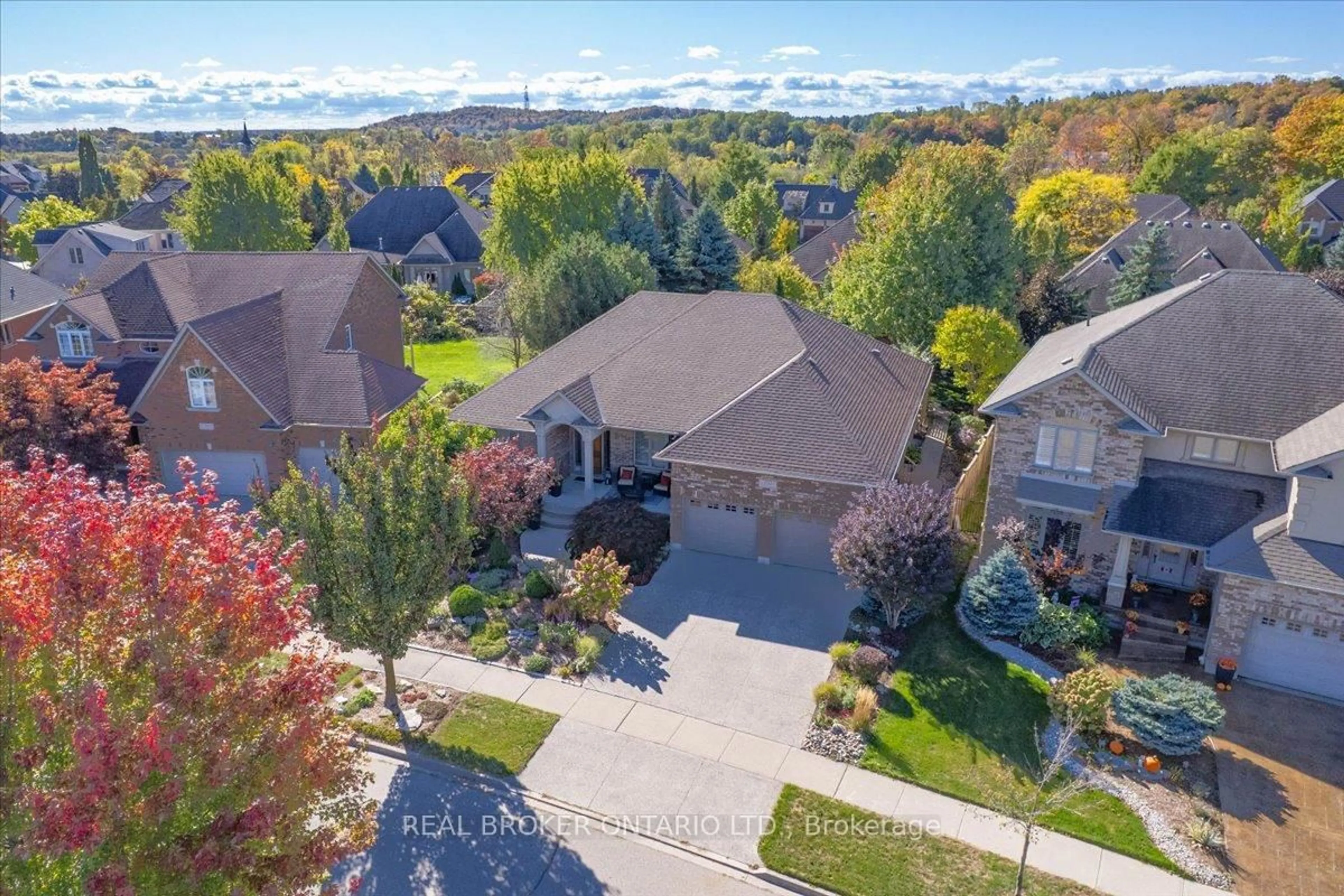 A pic from outside/outdoor area/front of a property/back of a property/a pic from drone, unknown for 392 Deer Ridge Dr, Kitchener Ontario N2P 2S6