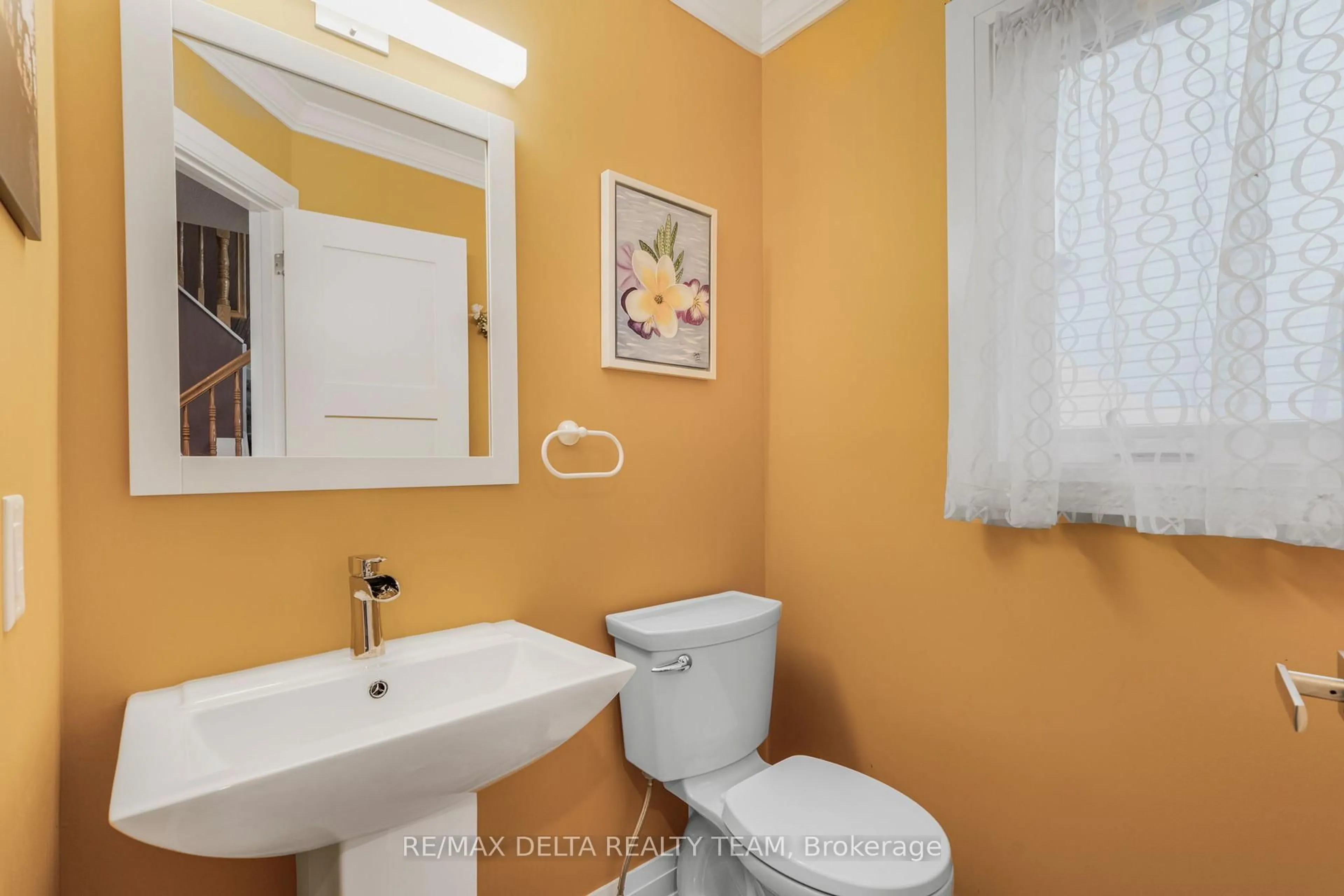 Standard bathroom, ceramic/tile floor for 18 LONGSHIRE Circ, Ottawa Ontario K2J 4K7