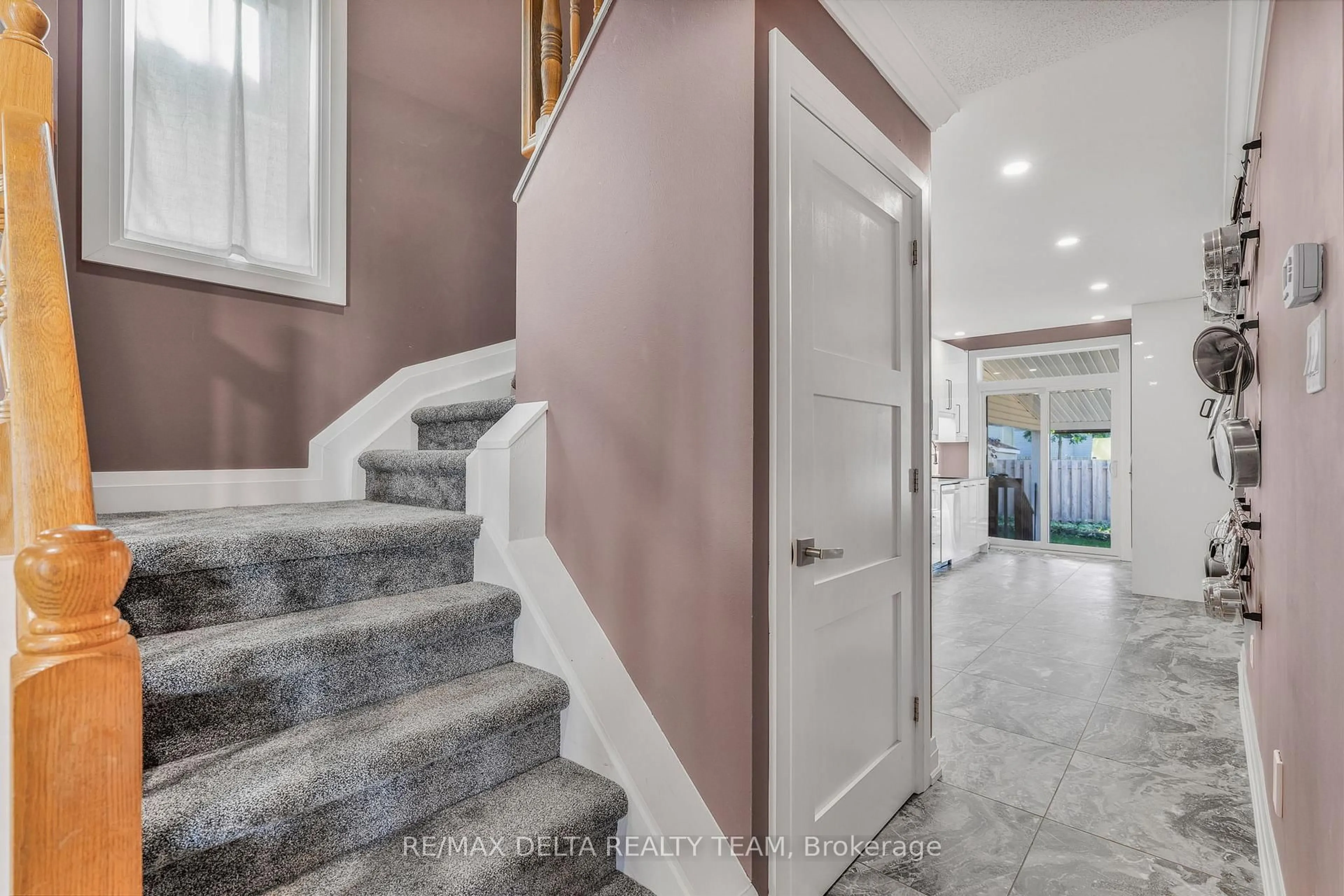 Unknown for 18 LONGSHIRE Circ, Ottawa Ontario K2J 4K7