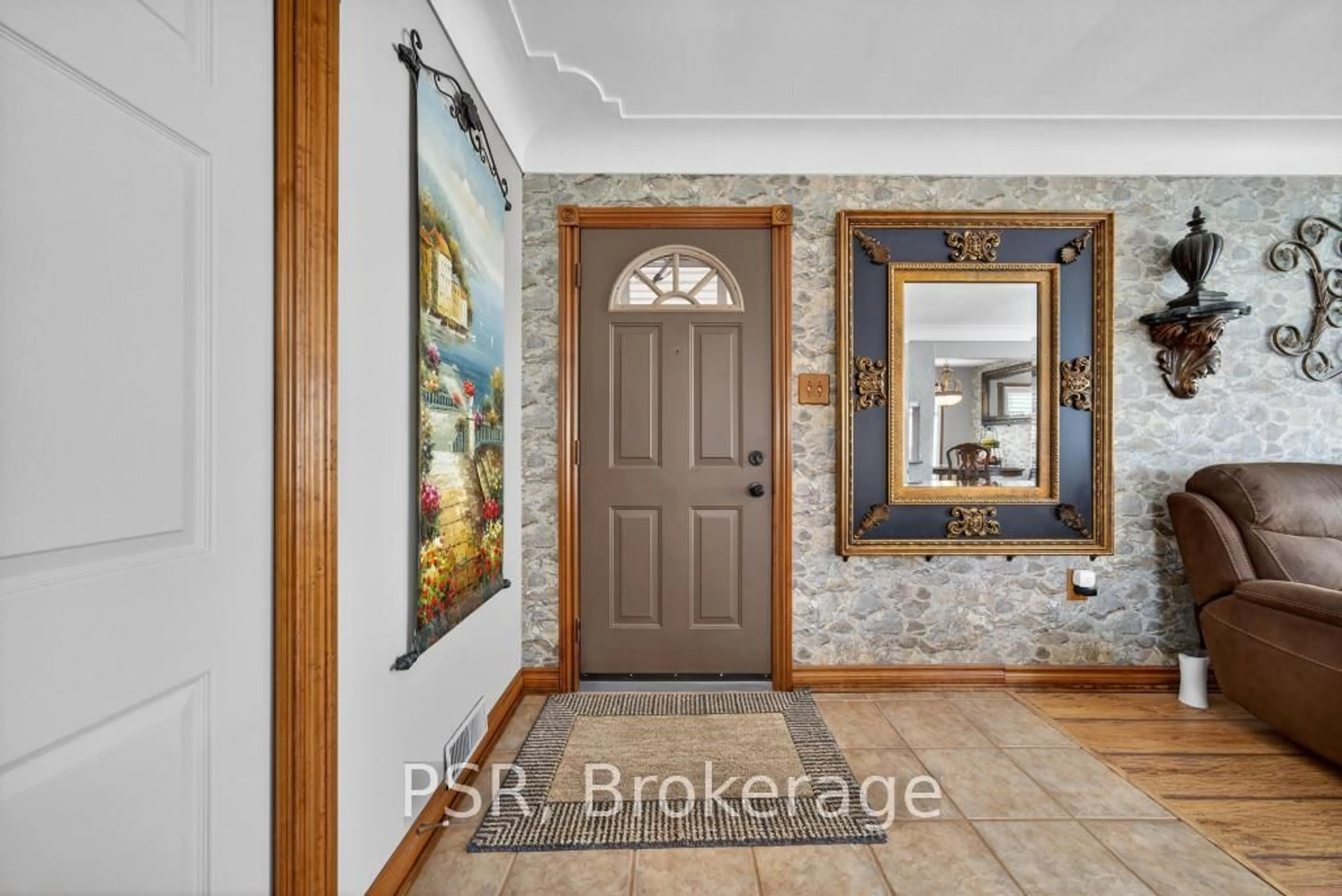 Indoor entryway for 117 Sunrise Dr, Hamilton Ontario L8K 4C5