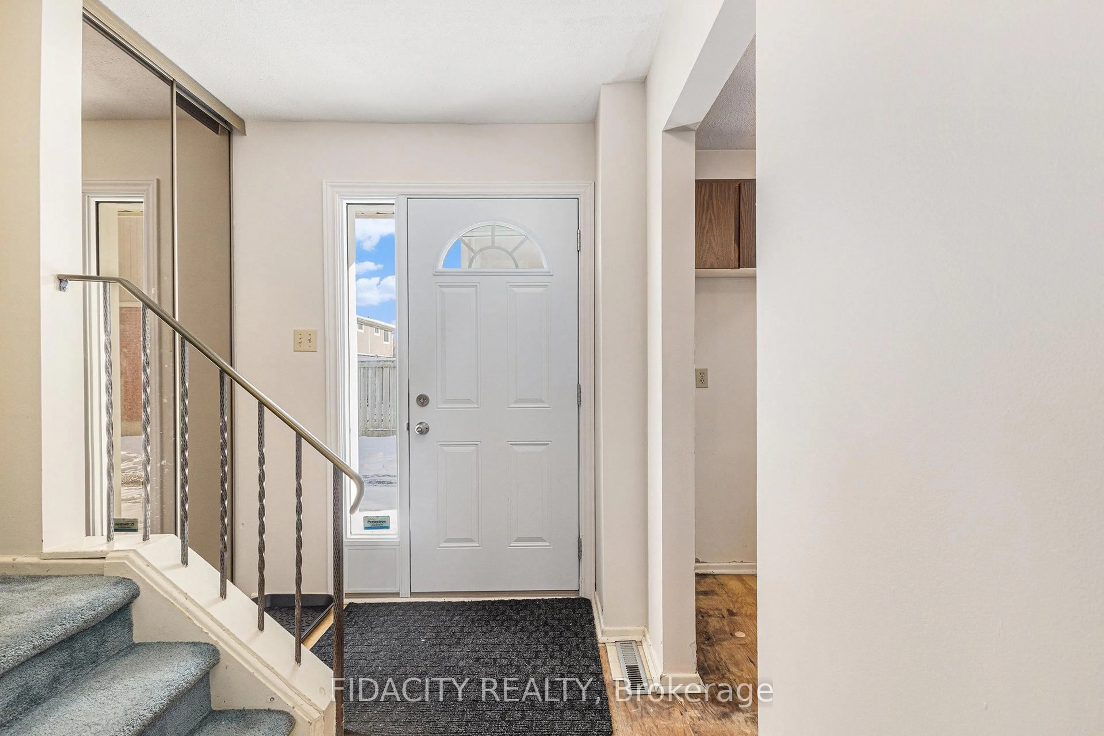 Indoor entryway for 477 Moodie Dr #C, Ottawa Ontario K2H 8T7
