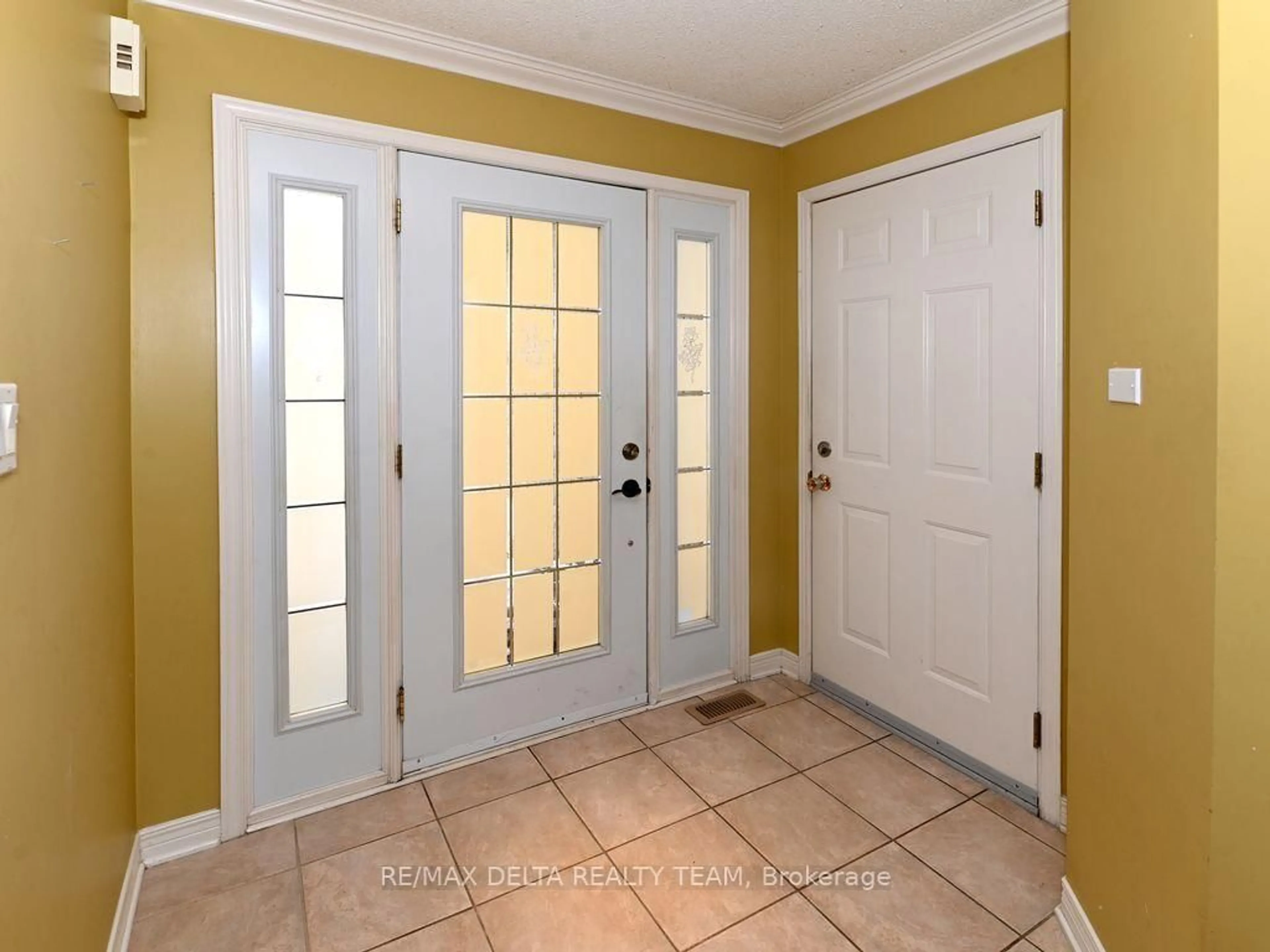 Indoor entryway for 150 Sandra Cres, Clarence-Rockland Ontario K4K 1N7