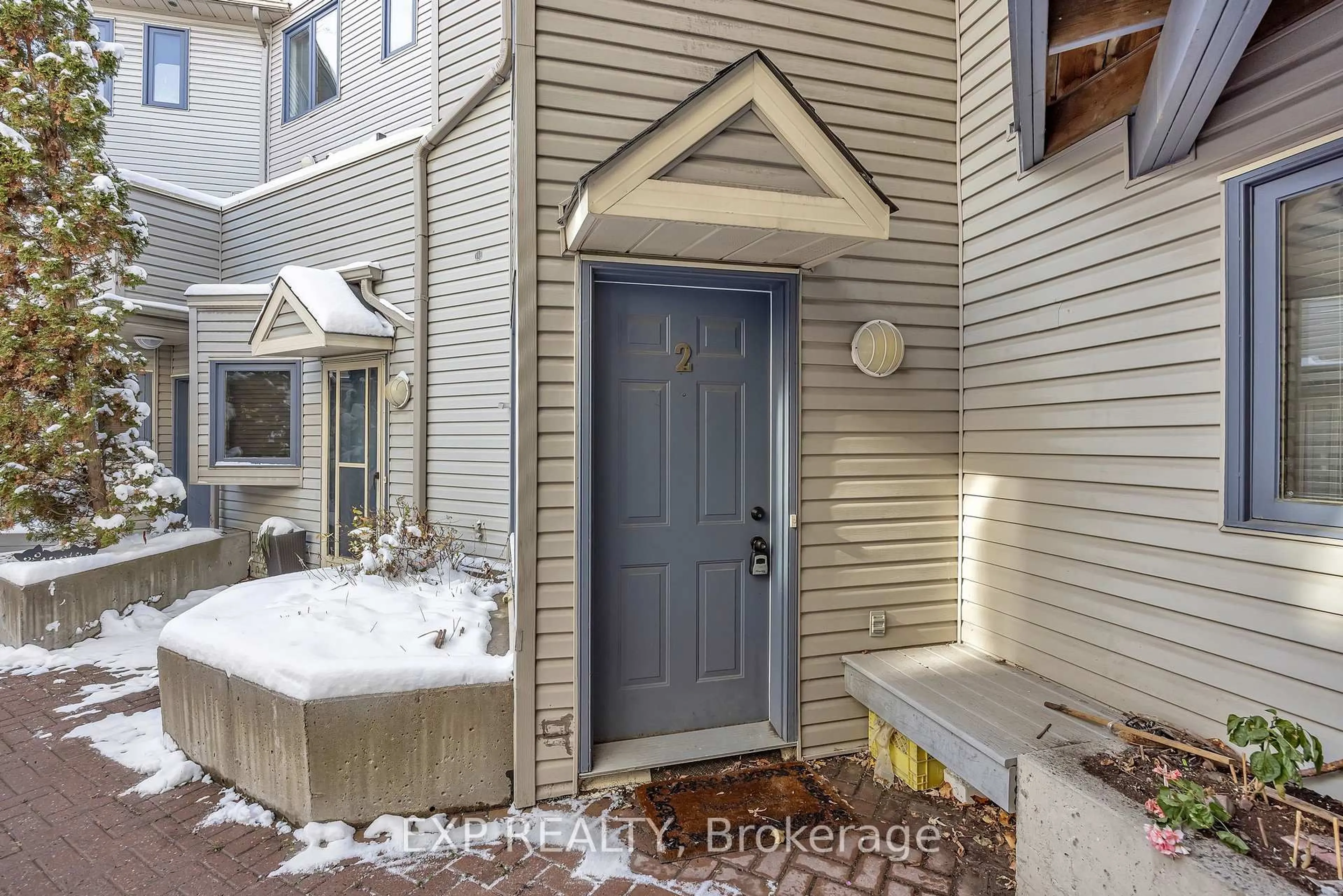 Indoor entryway for 518 Lisgar St #2, Ottawa Ontario K1R 5H5