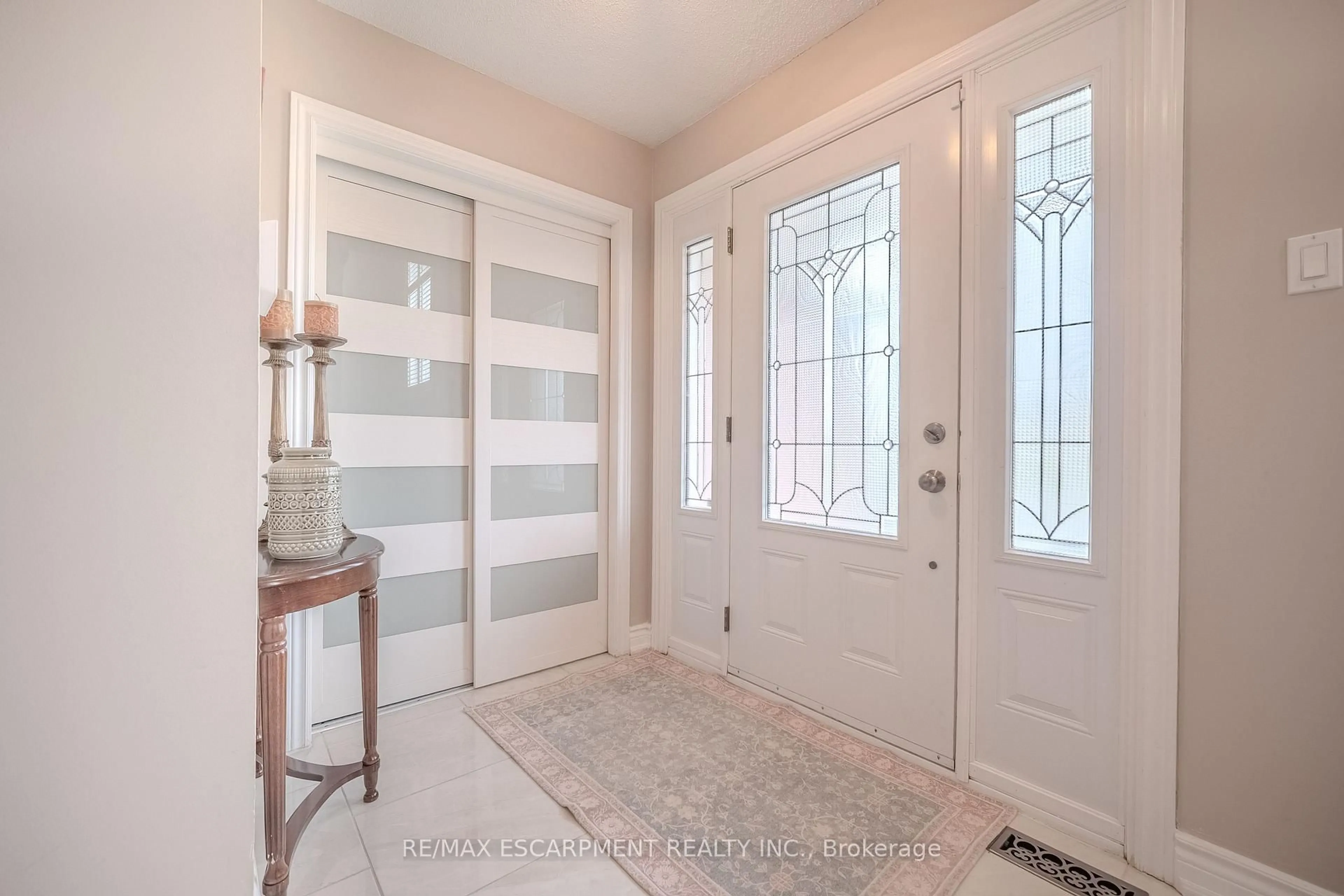 Indoor entryway for 139 Brigade Dr, Hamilton Ontario L9B 2B9