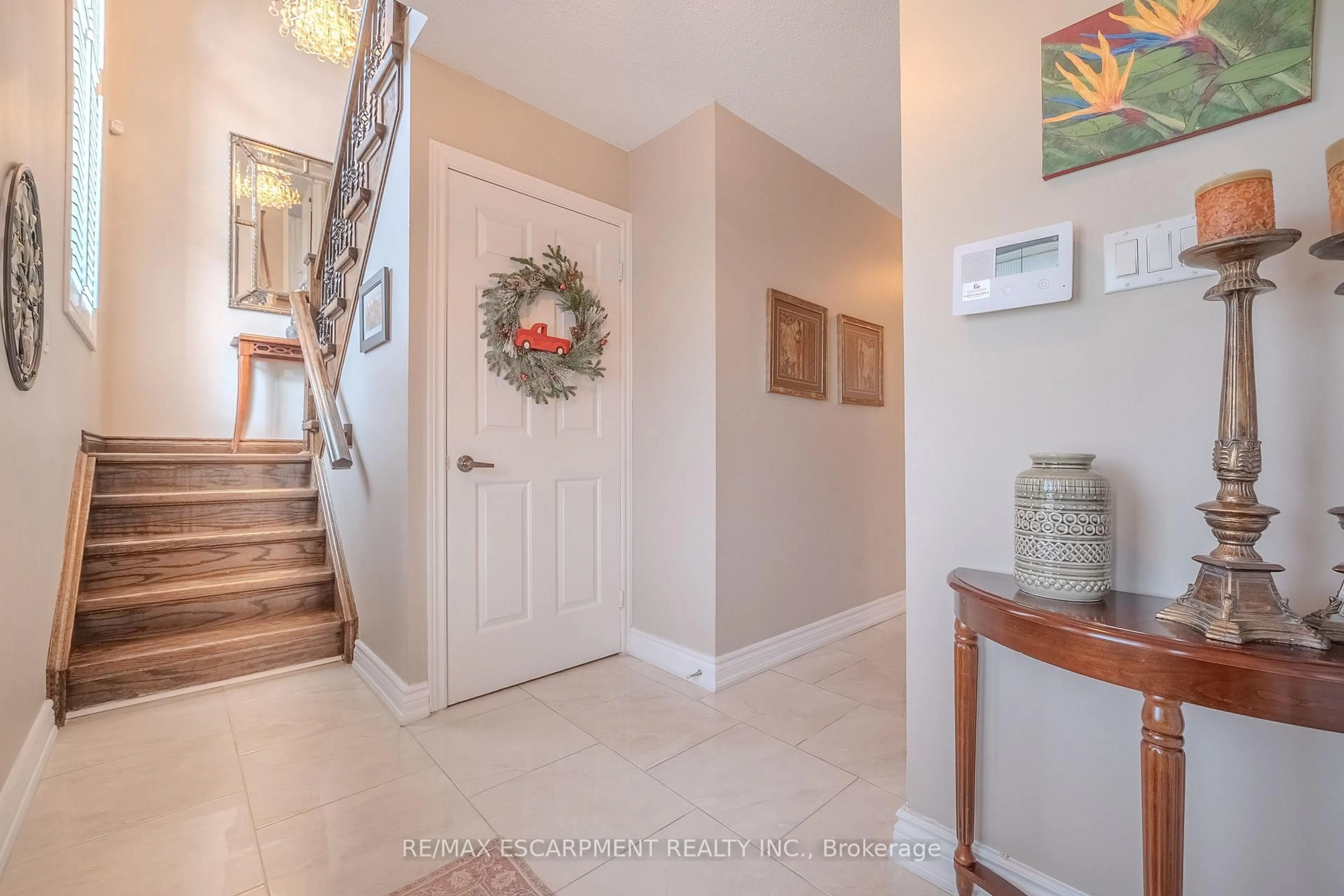 Indoor entryway for 139 Brigade Dr, Hamilton Ontario L9B 2B9