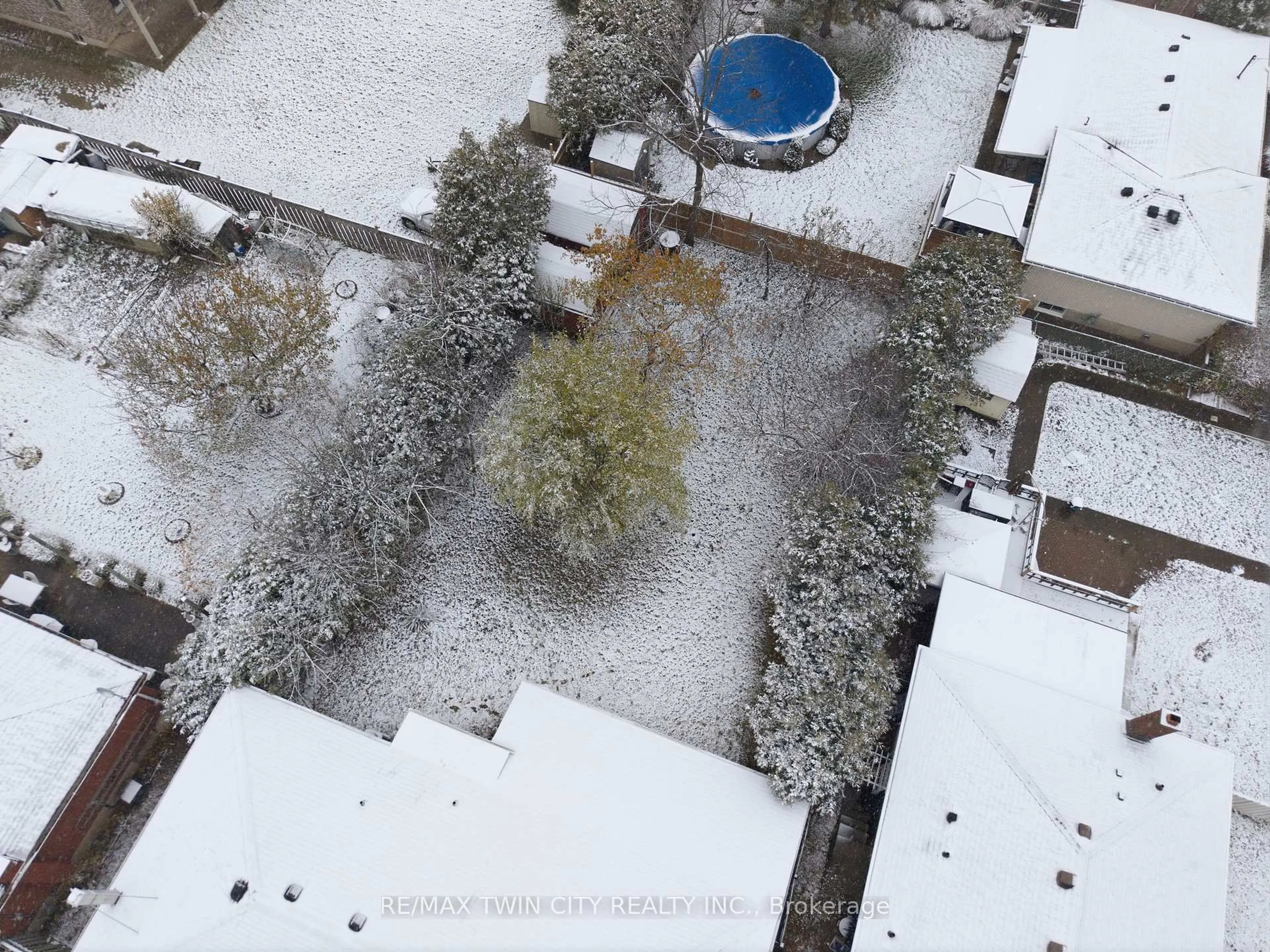 A pic from outside/outdoor area/front of a property/back of a property/a pic from drone, unknown for 9 Waddington St, Brantford Ontario N3R 2R2