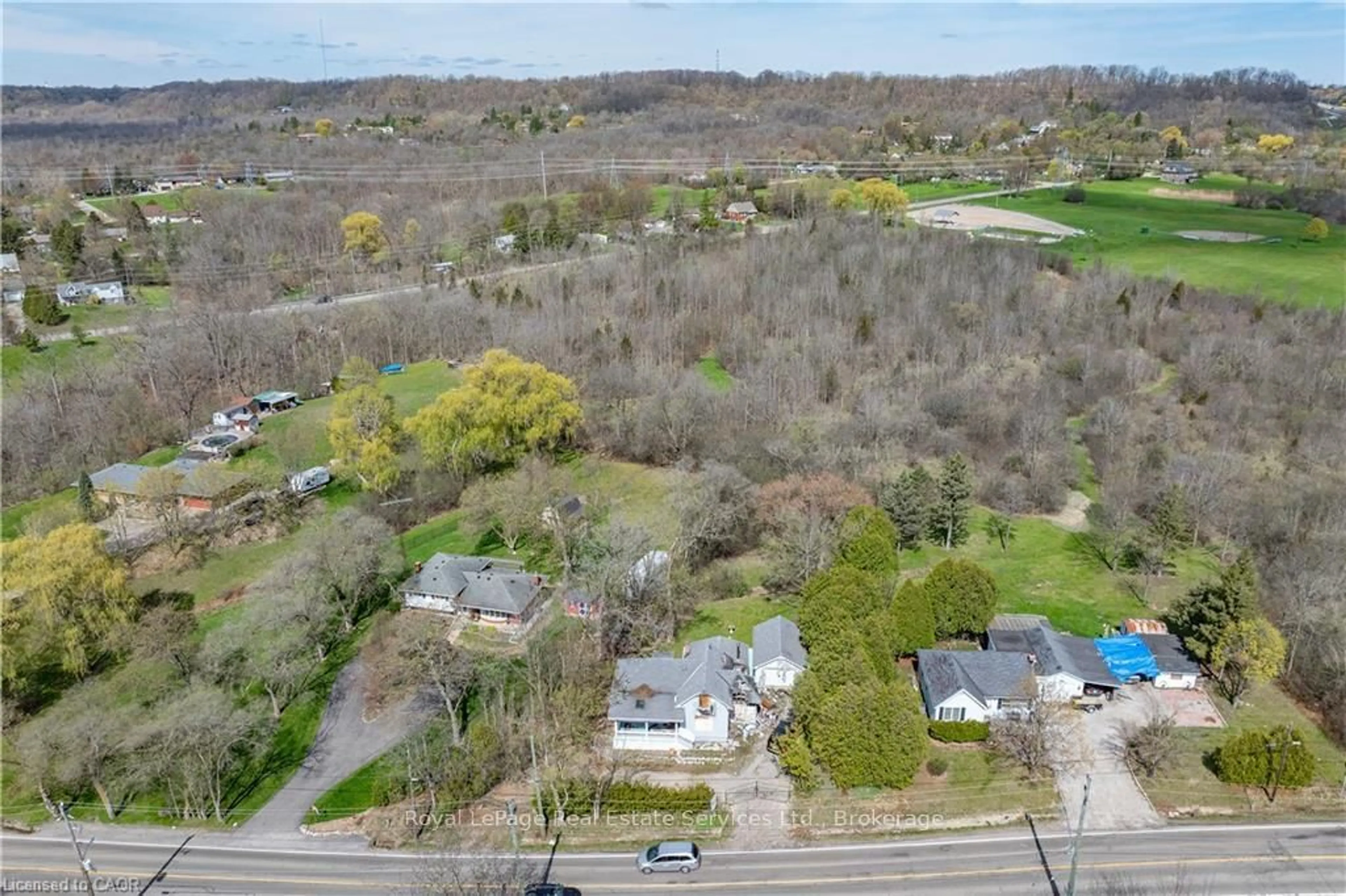 A pic from outside/outdoor area/front of a property/back of a property/a pic from drone, unknown for 701 York Rd, Hamilton Ontario L9H 5W9
