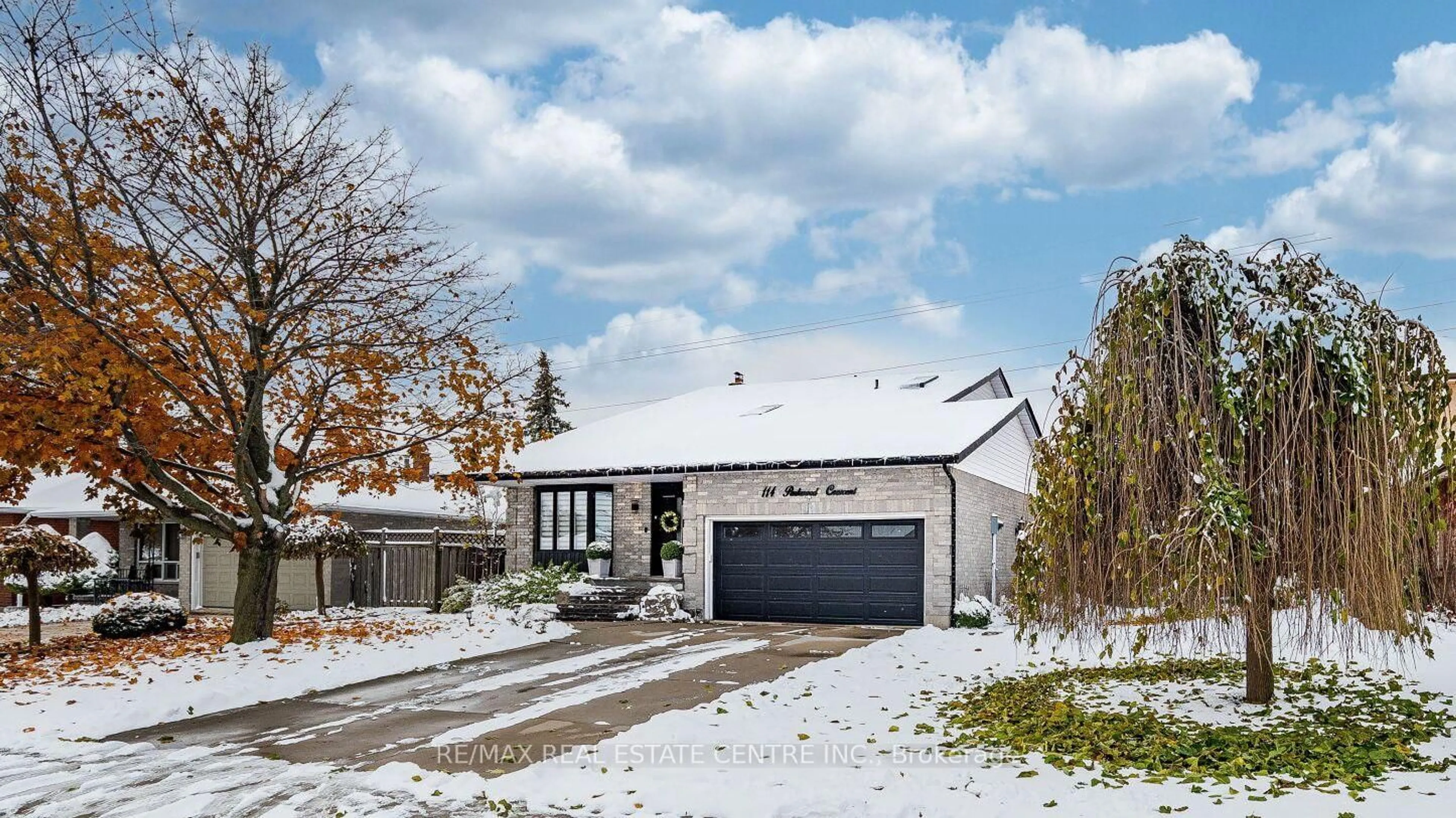 A pic from outside/outdoor area/front of a property/back of a property/a pic from drone, street for 114 Parkwood Cres, Hamilton Ontario L8V 4Z7