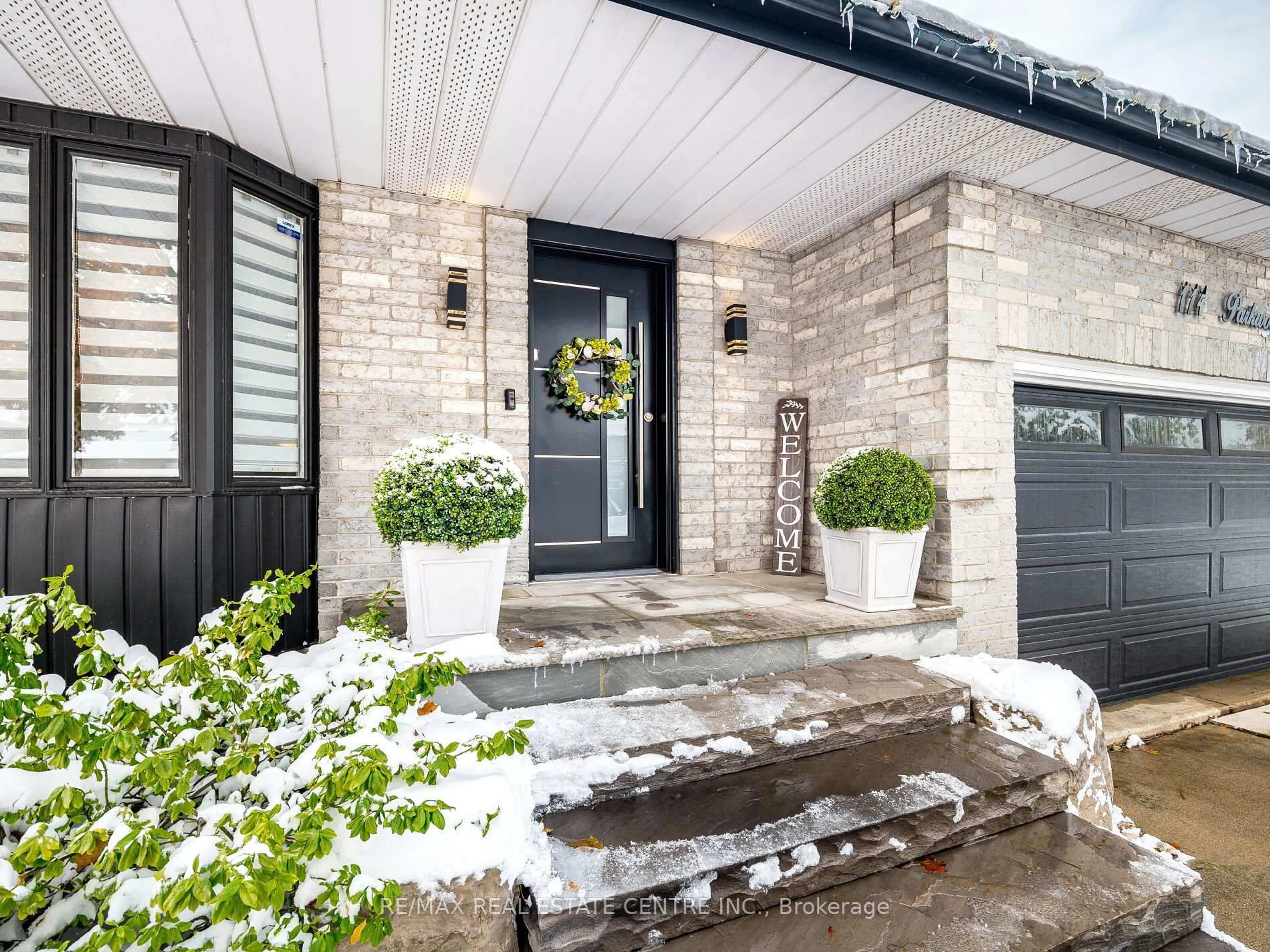 Indoor entryway for 114 Parkwood Cres, Hamilton Ontario L8V 4Z7