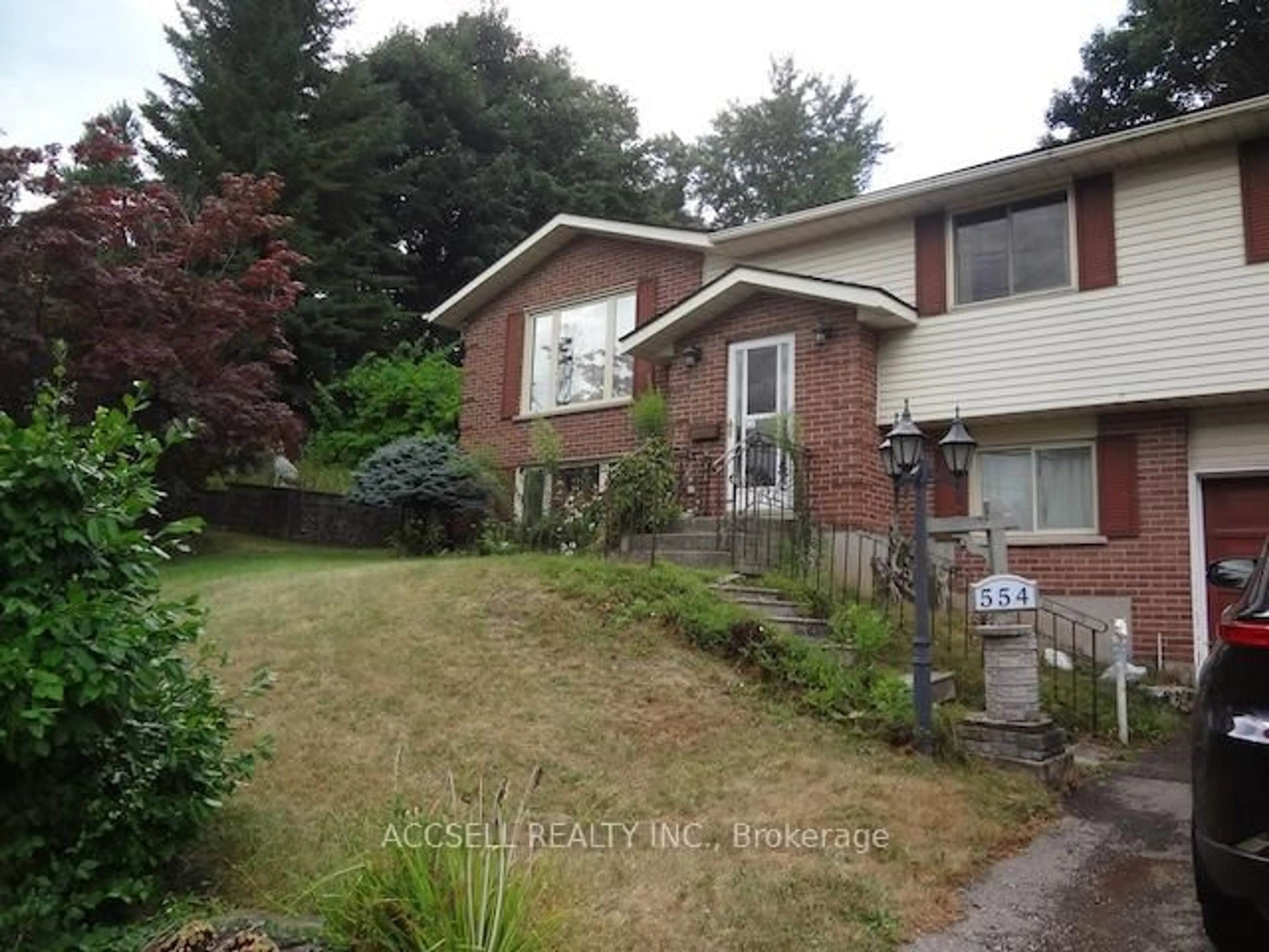 A pic from outside/outdoor area/front of a property/back of a property/a pic from drone, street for 554 Fountain St, Cambridge Ontario N3H 1J3