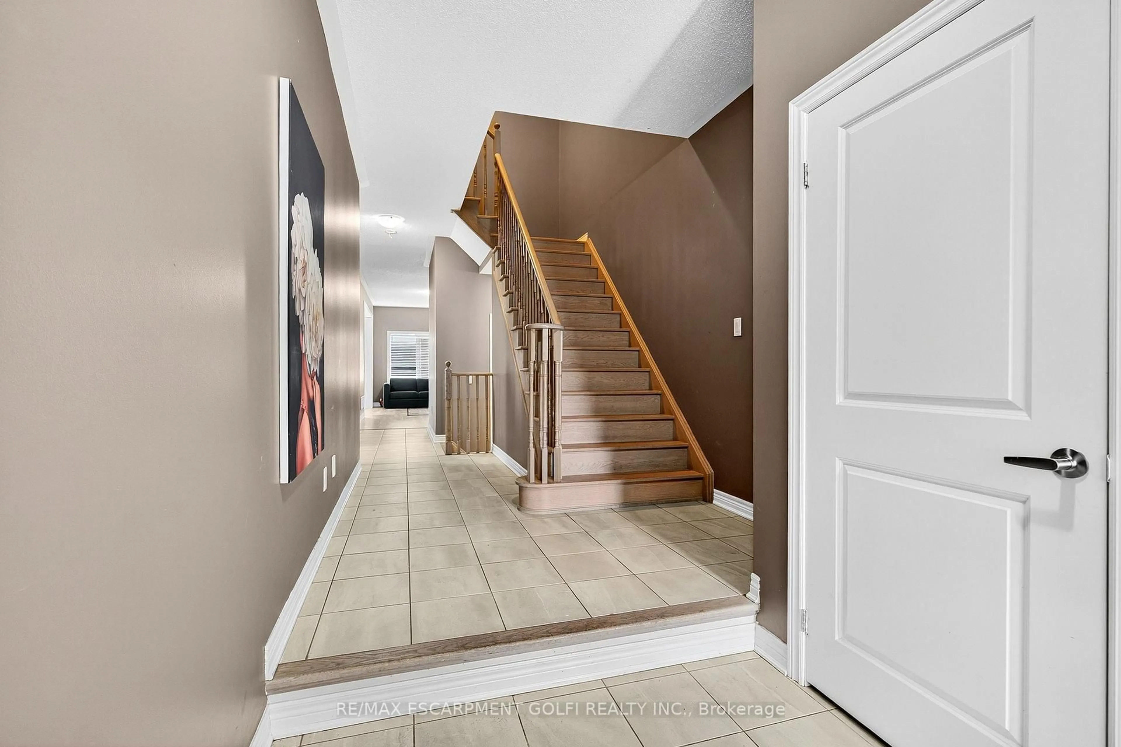 Indoor foyer for 57 SPARKLE Dr, Thorold Ontario L2V 0H2