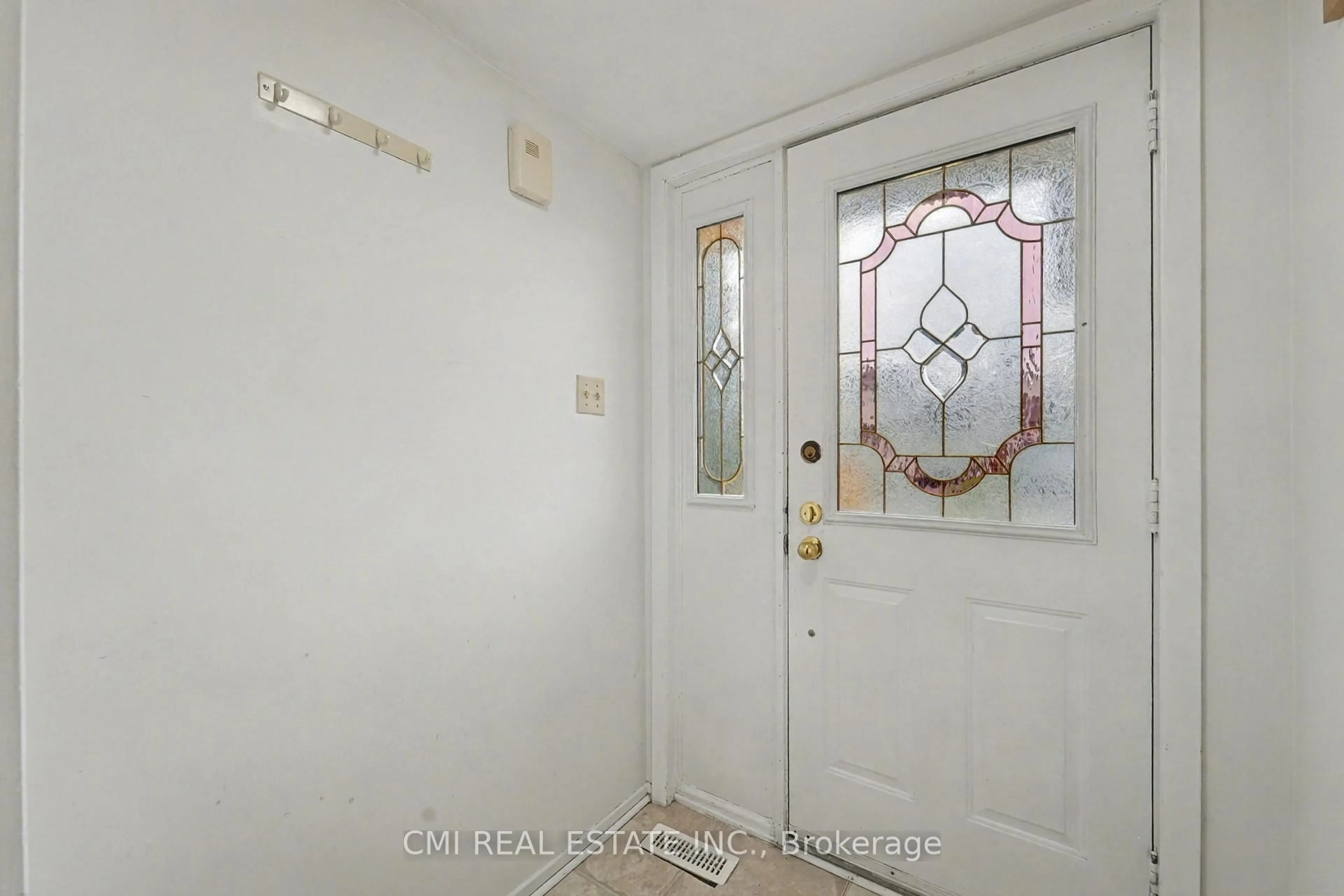 Indoor entryway for 879 Beauclaire Dr, Orleans Ontario K1C 2J5