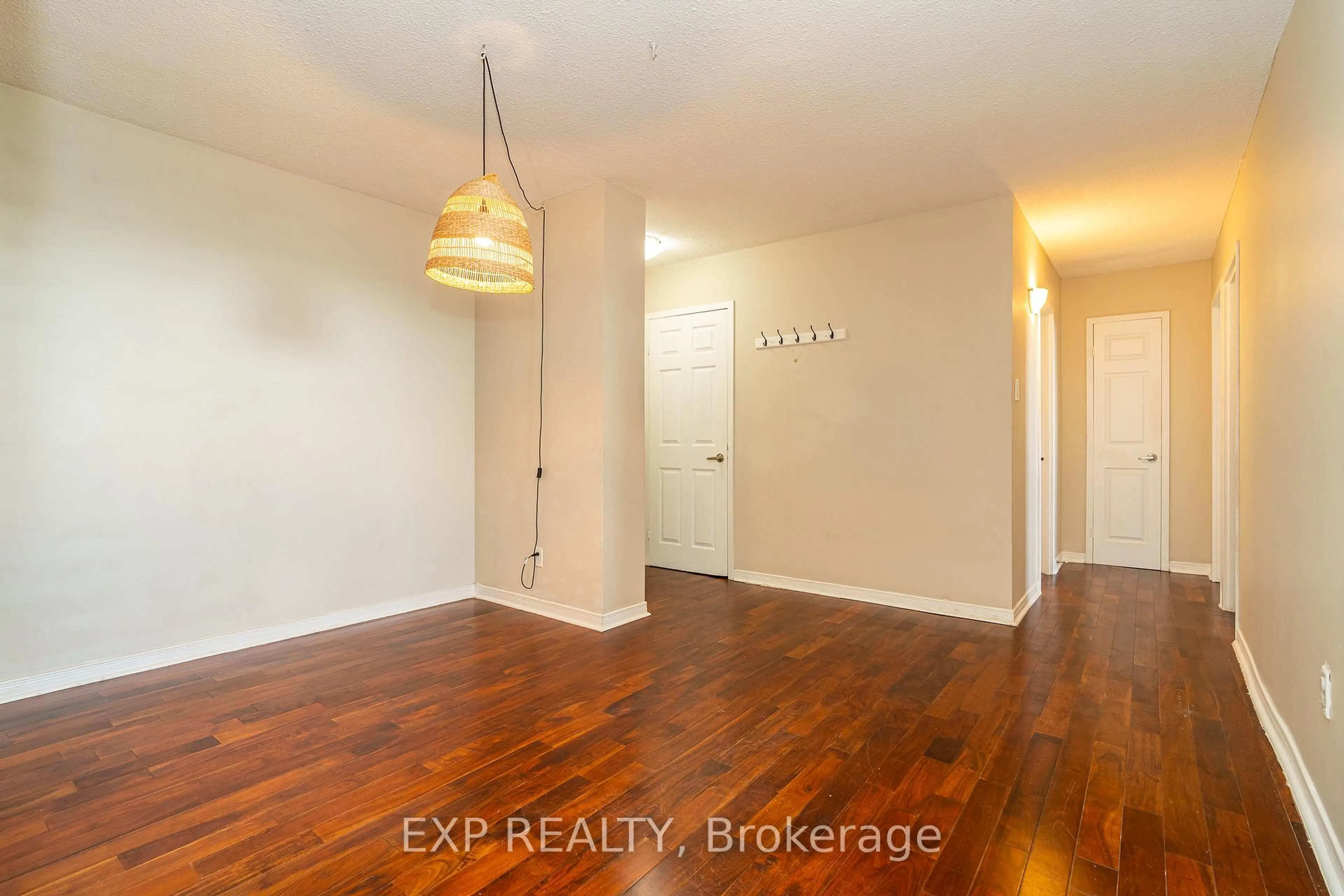 Indoor entryway for 900 Dynes Rd #2107, Ottawa Ontario K2C 3L6