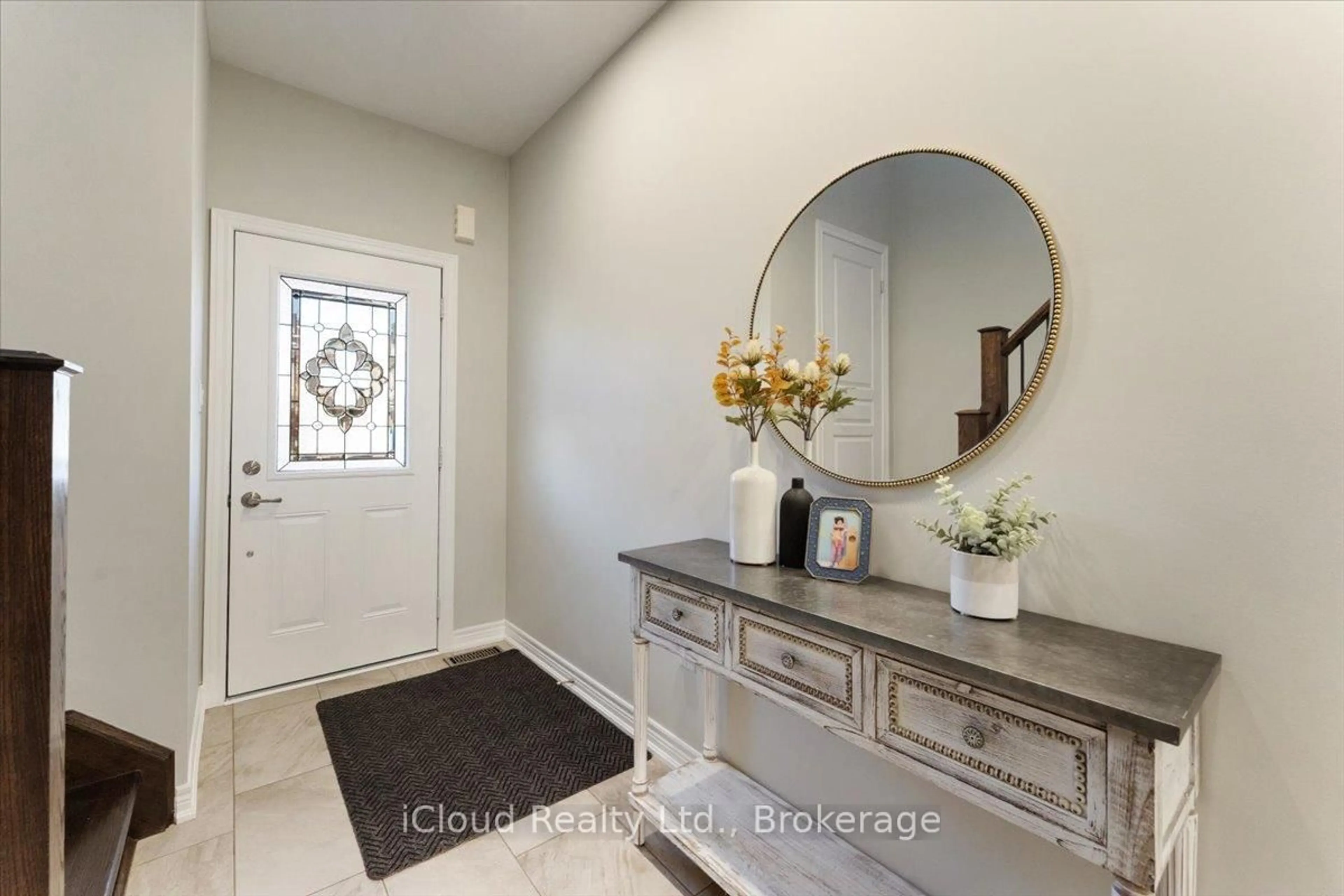 Indoor entryway for 115 Echovalley Dr, Hamilton Ontario L8J 0H1