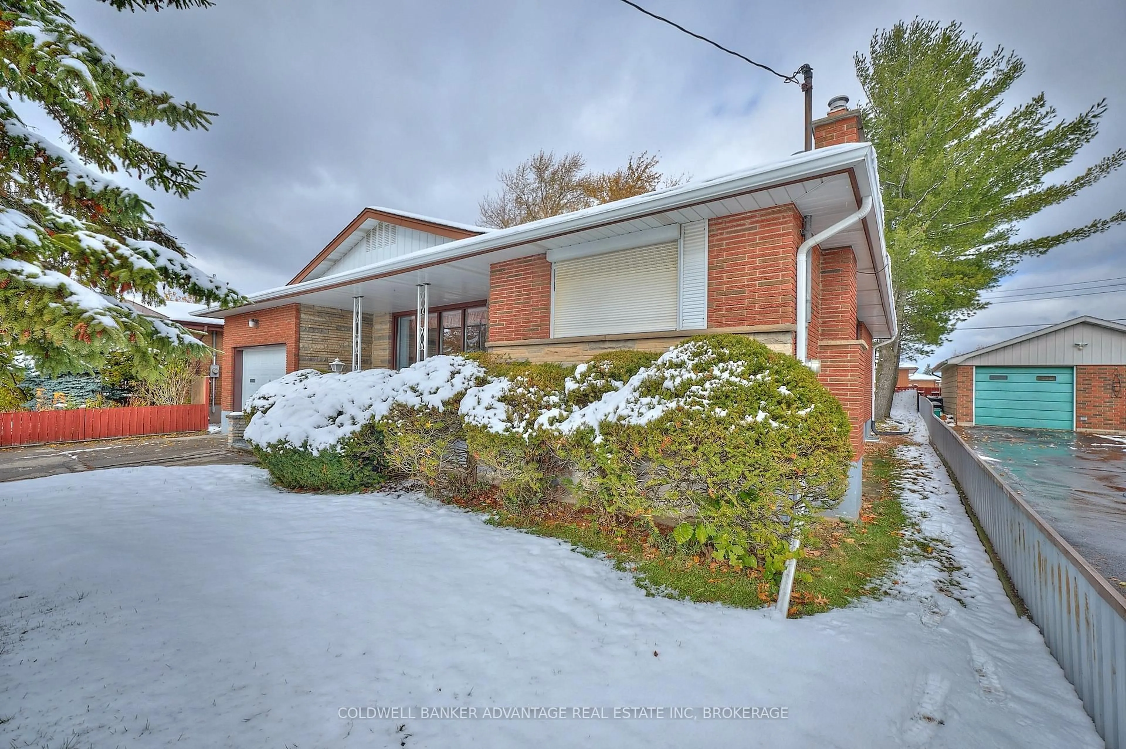 Home with brick exterior material, street for 609 Lincoln St, Welland Ontario L3B 4R2