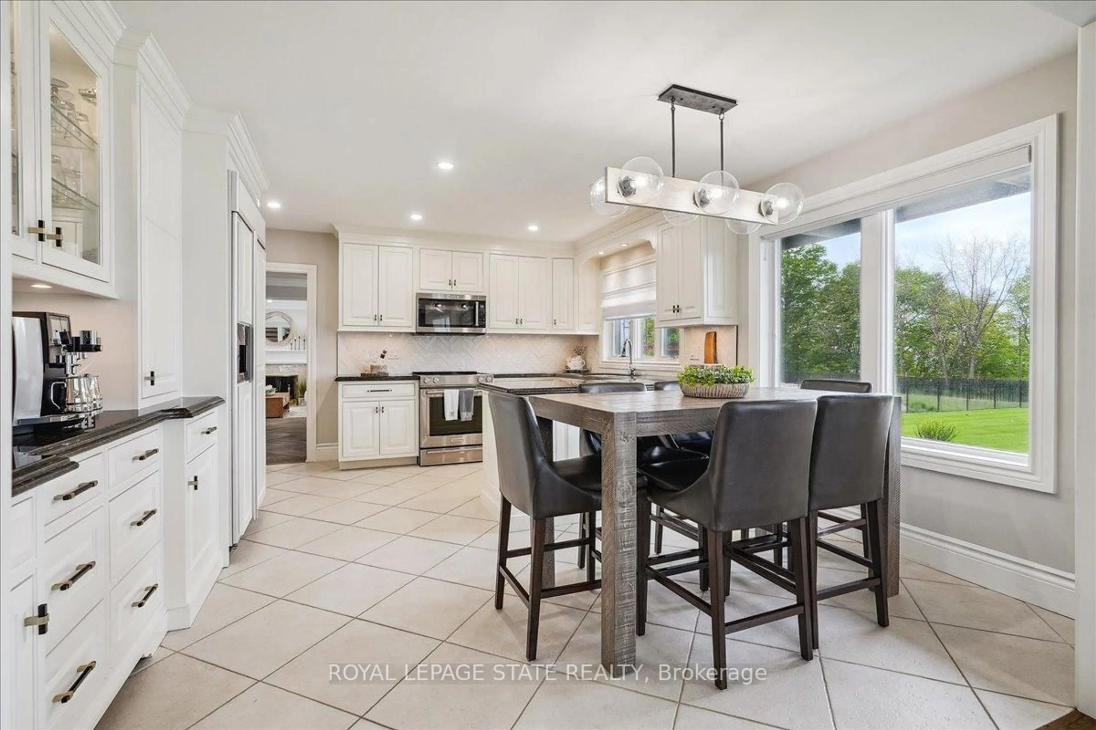 Open concept kitchen, ceramic/tile floor for 10 Azalea Crt, Hamilton Ontario L8J 1K4