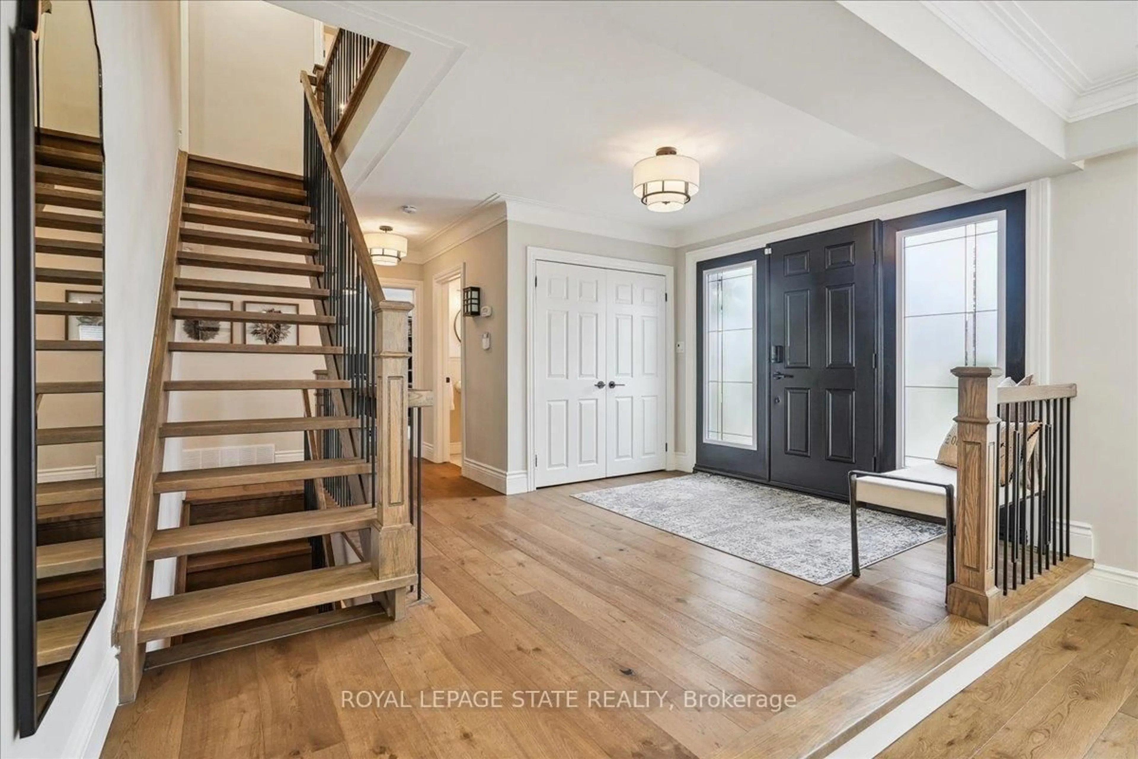 Indoor entryway for 10 Azalea Crt, Hamilton Ontario L8J 1K4