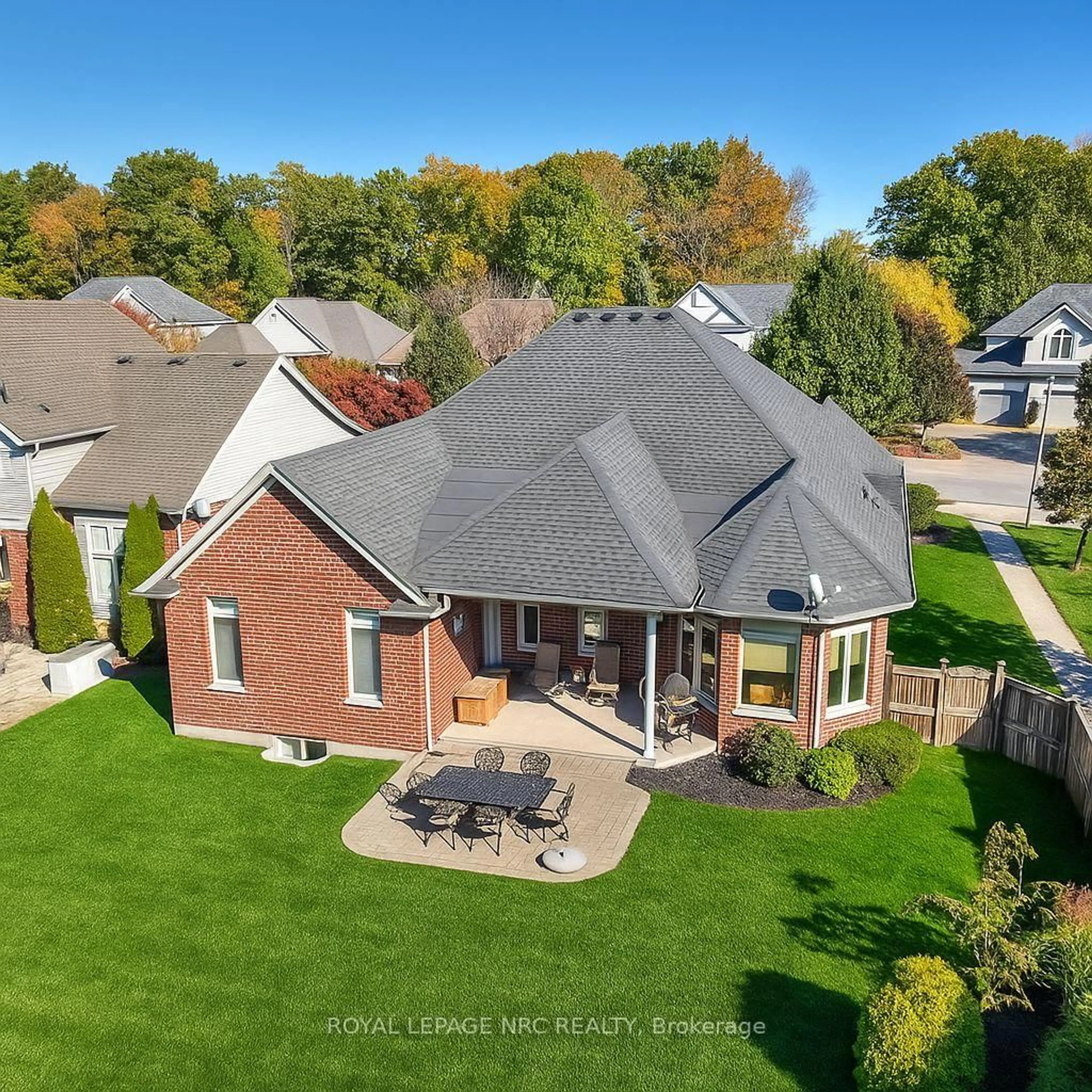 A pic from outside/outdoor area/front of a property/back of a property/a pic from drone, street for 45 Timber Creek Cres, Pelham Ontario L3E 0P3