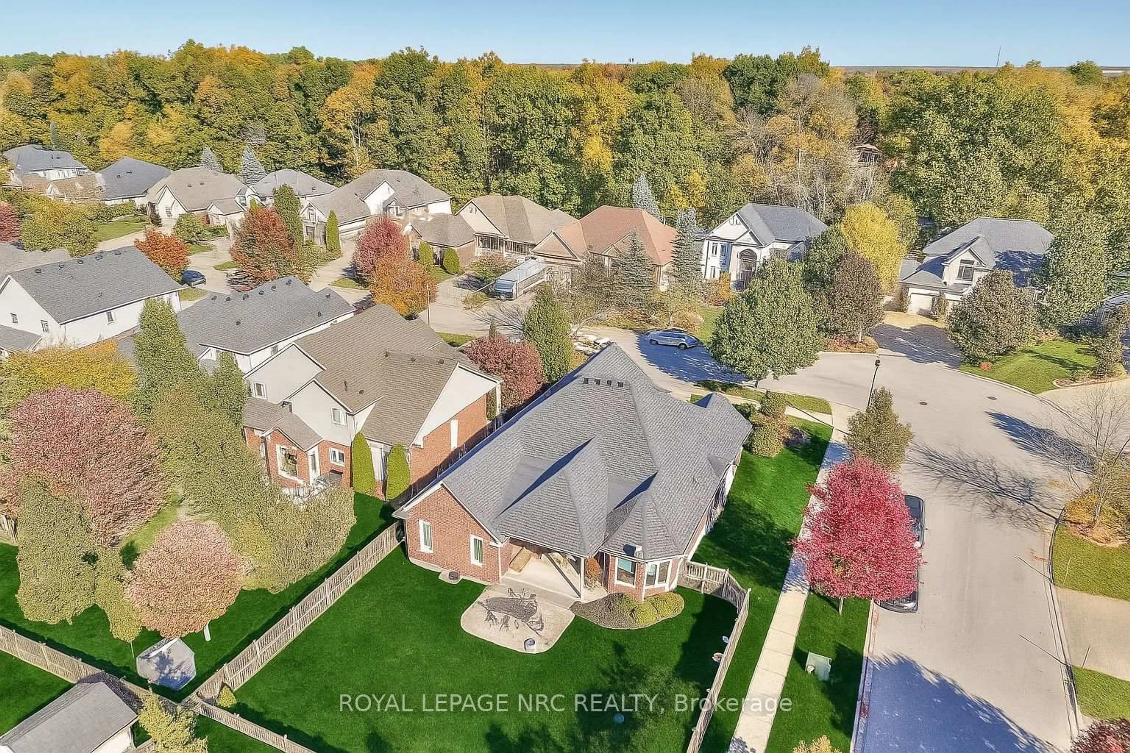 A pic from outside/outdoor area/front of a property/back of a property/a pic from drone, street for 45 Timber Creek Cres, Pelham Ontario L3E 0P3