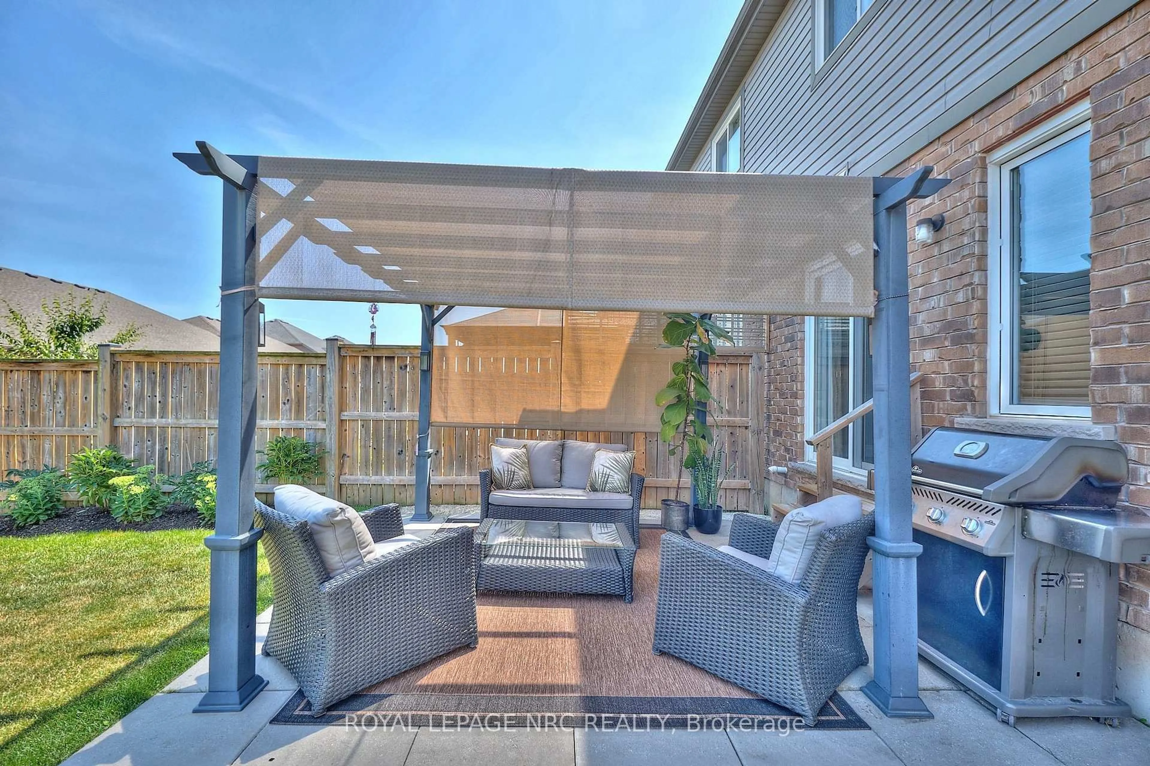 Patio, street for 118 Roselawn Cres, Welland Ontario L3C 0C4