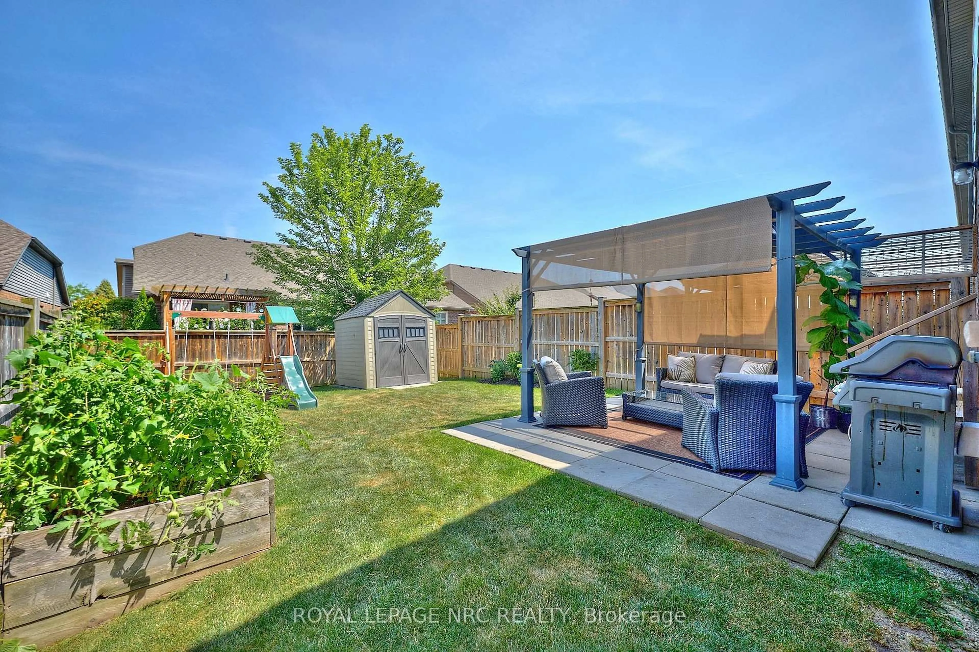 Patio, unknown for 118 Roselawn Cres, Welland Ontario L3C 0C4