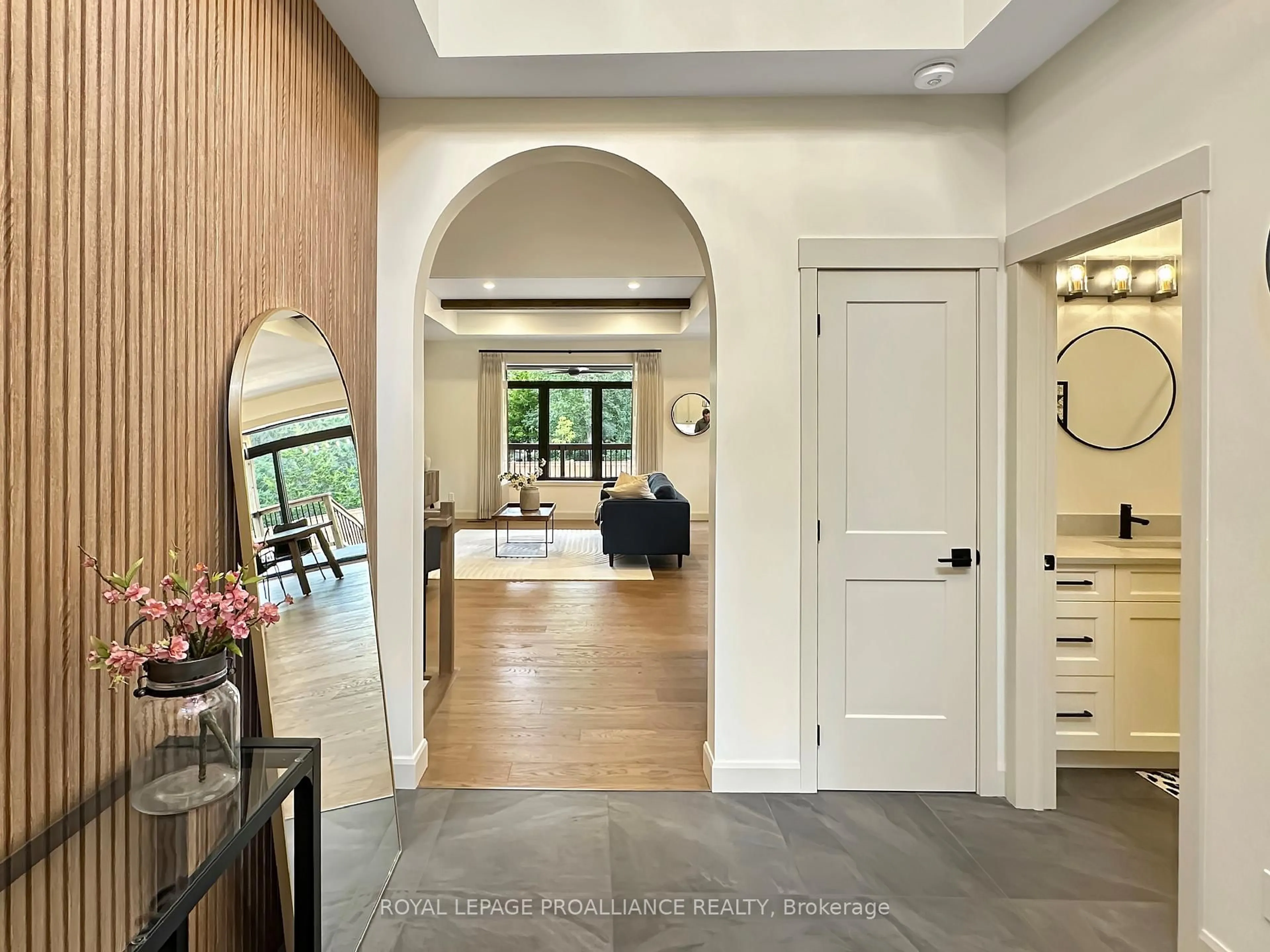 Indoor entryway for 37 Deerview Dr, Ingleside Ontario K8V 5P4