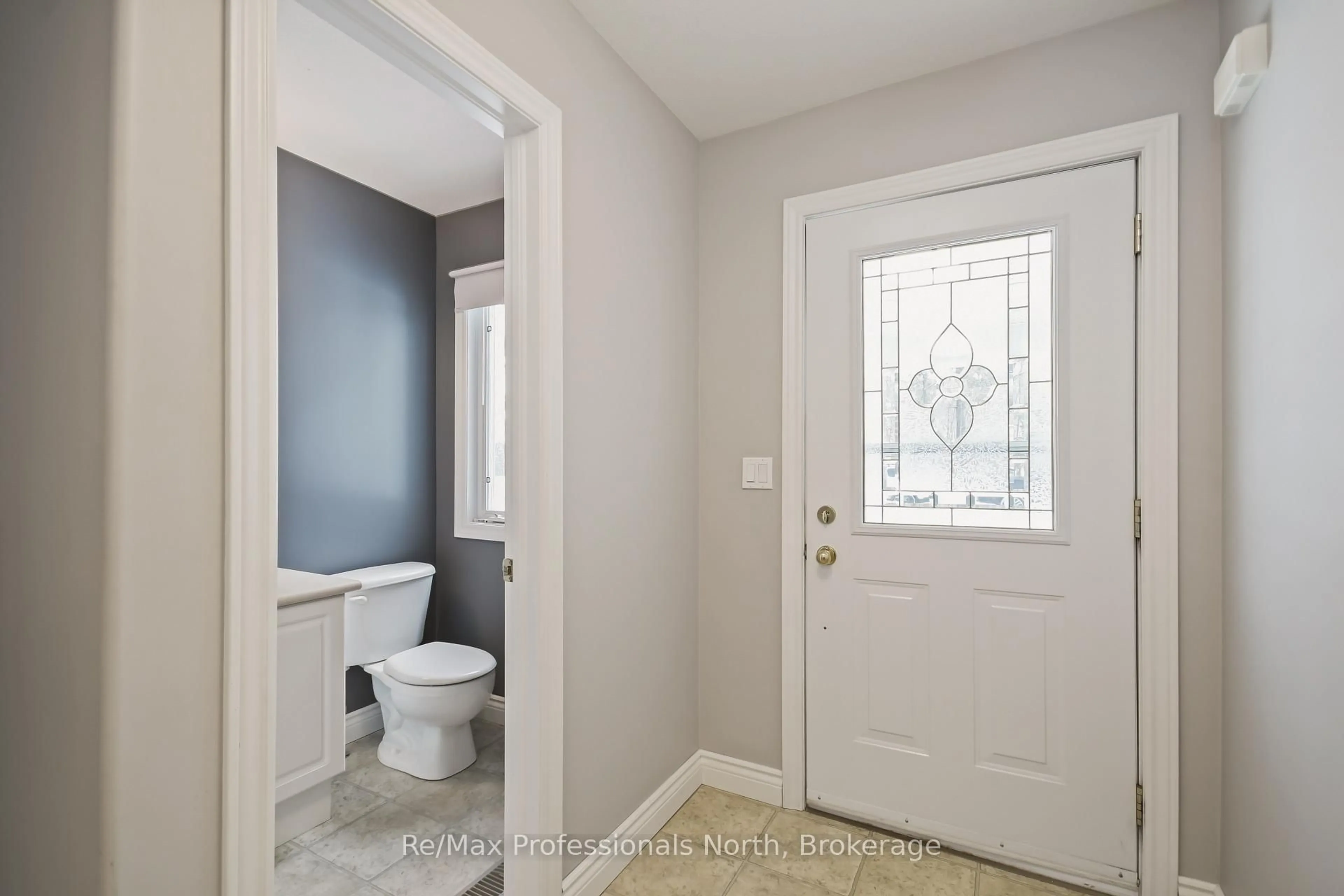 Indoor entryway for 151 Pine St, Bracebridge Ontario P1L 2H8