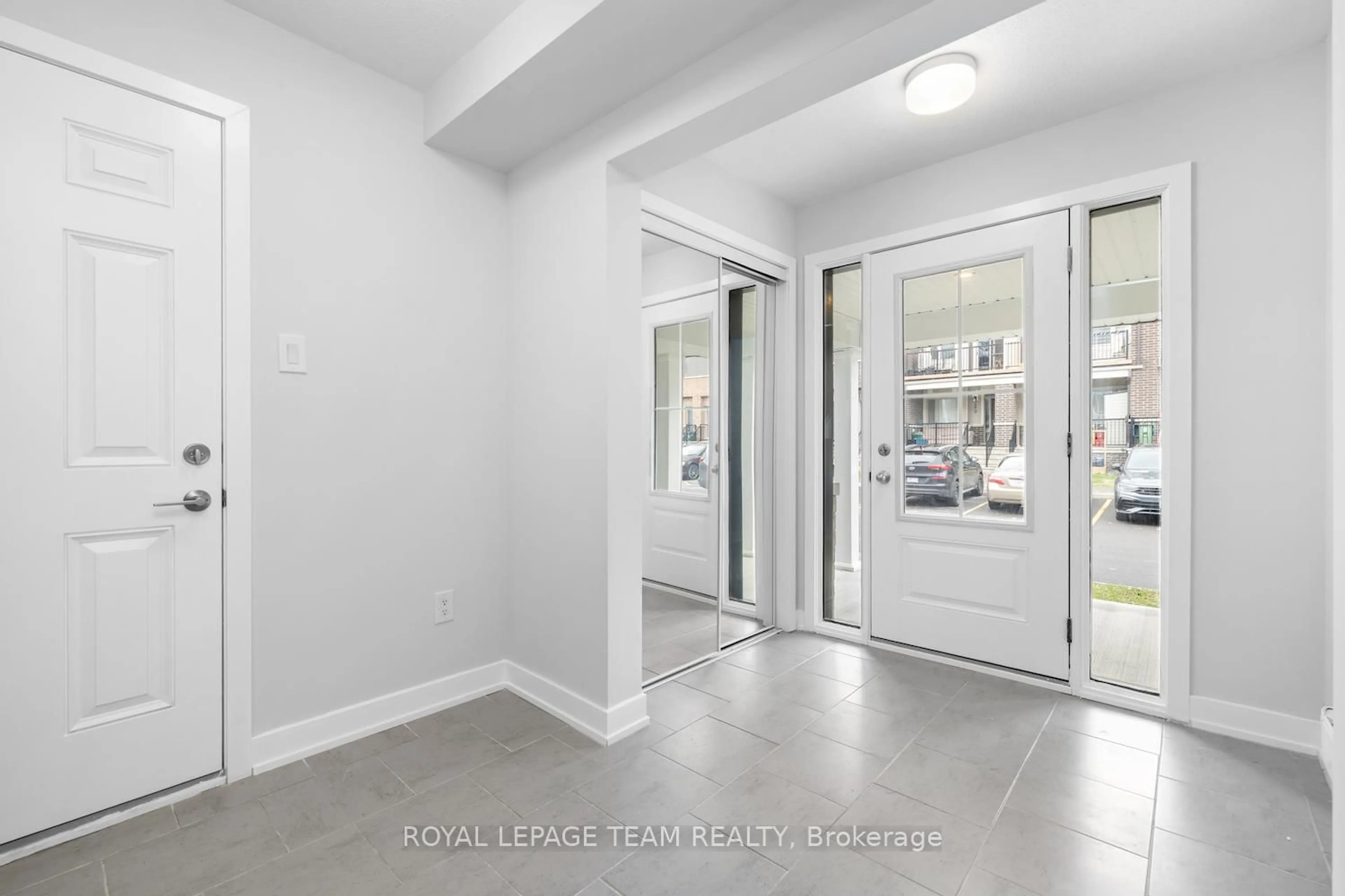Indoor entryway for 142 Anthracite Private, Ottawa Ontario K2J 7C8