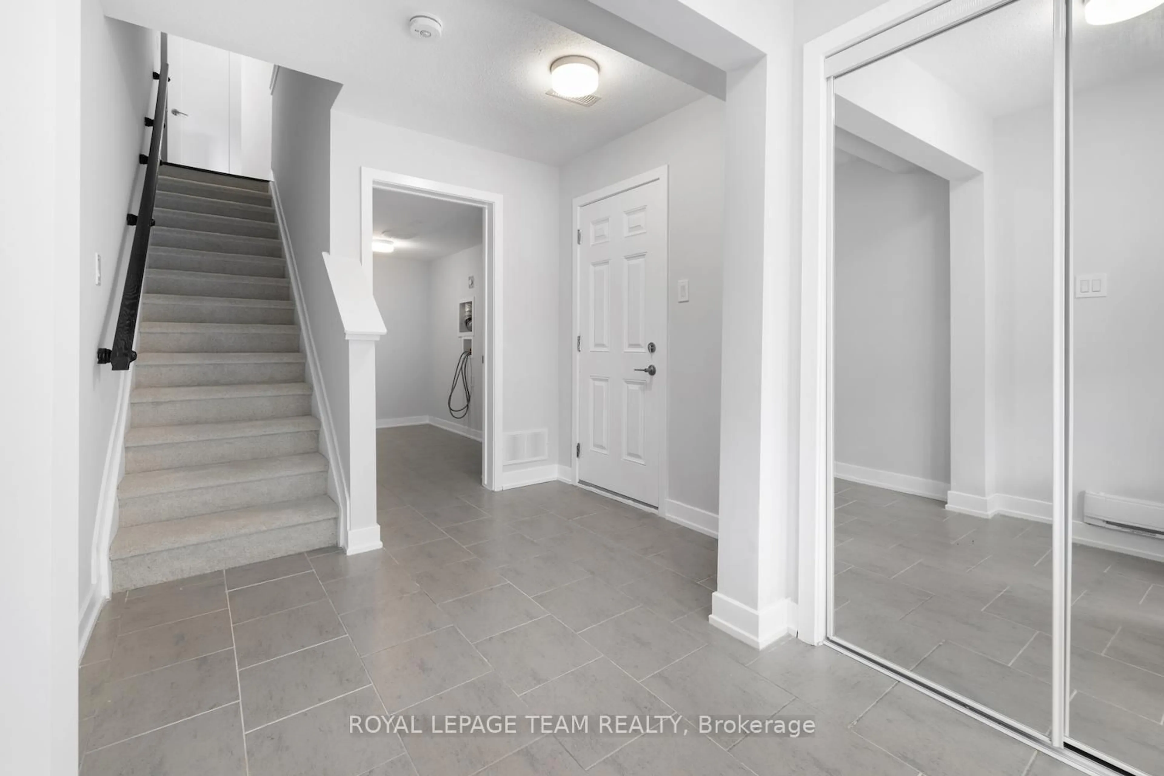 Indoor entryway for 142 Anthracite Private, Ottawa Ontario K2J 7C8