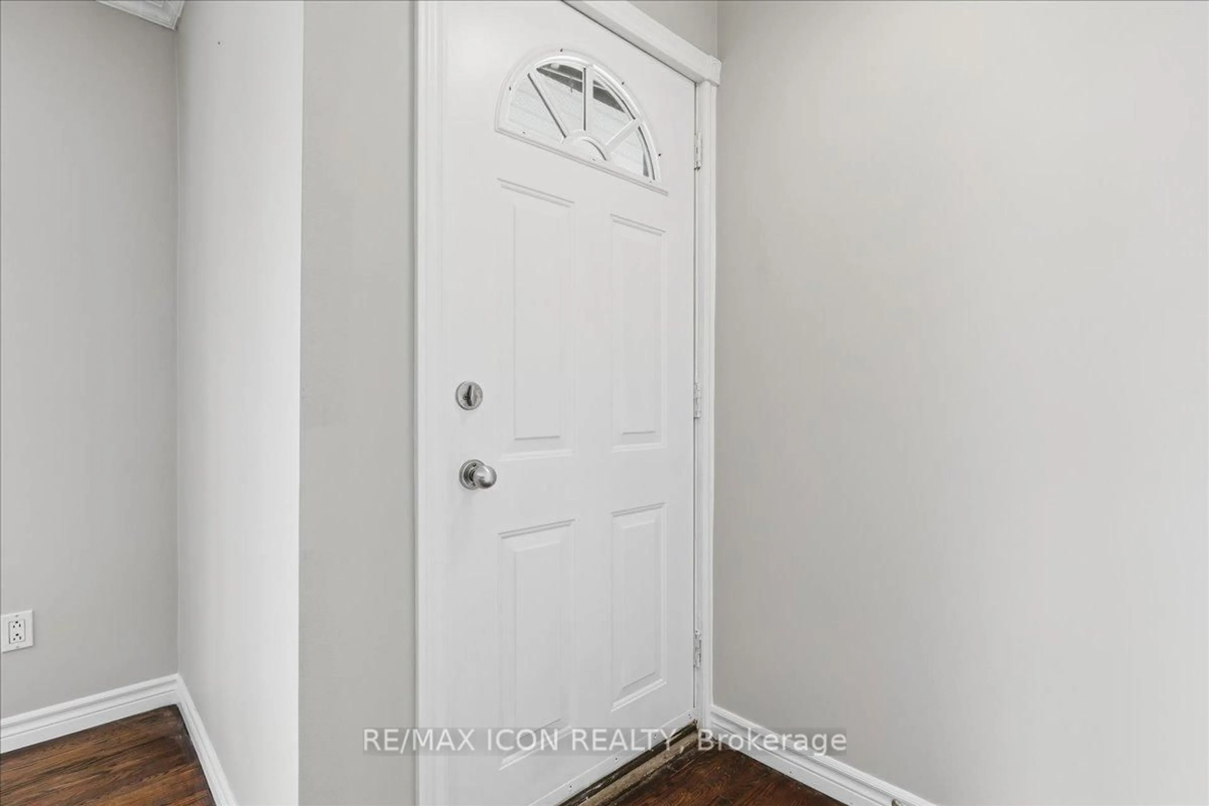 Indoor entryway for 30 Pretoria Rd, Cambridge Ontario N1R 5C6