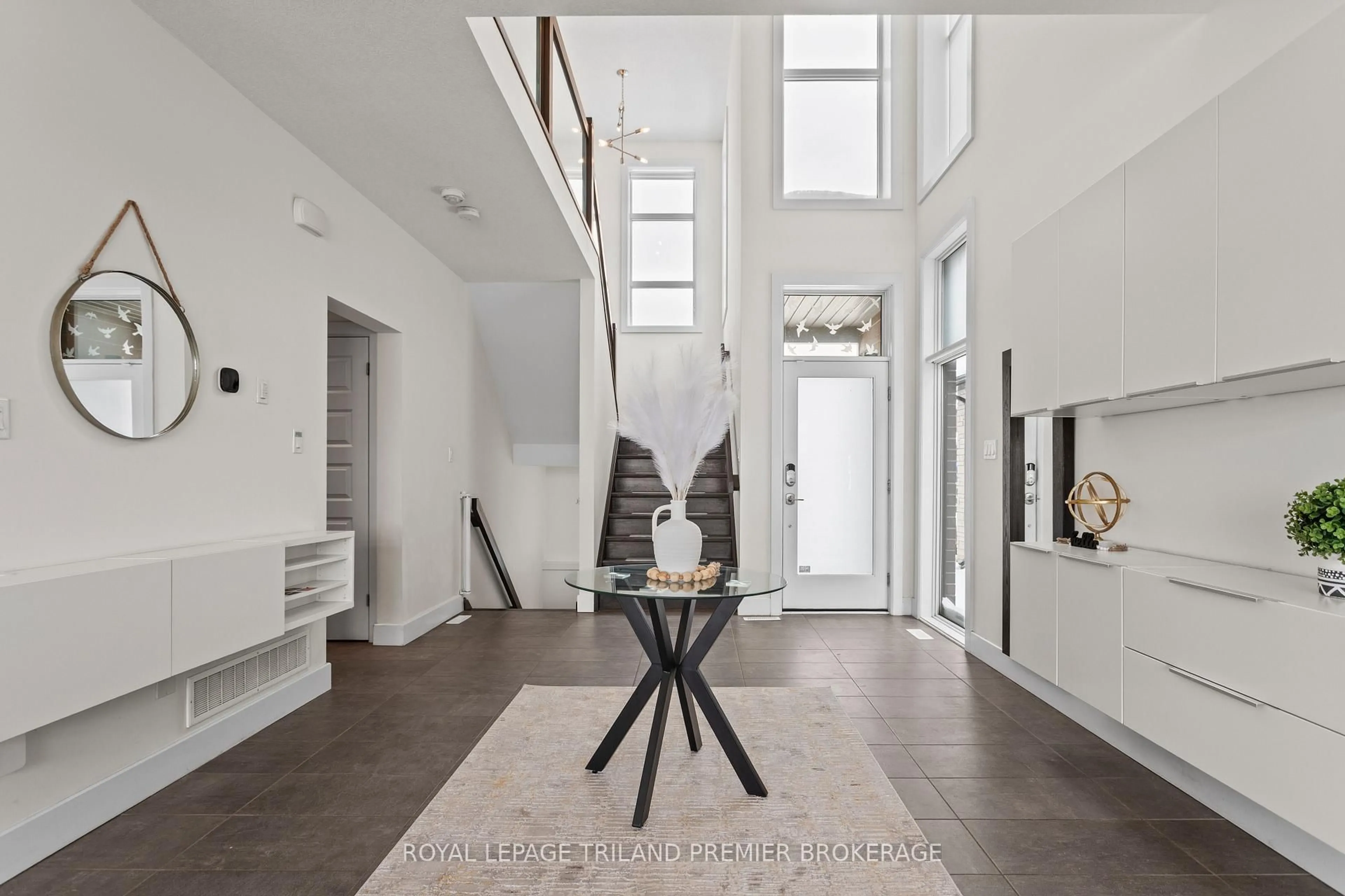 Indoor foyer for 2054 Wateroak Dr, London North Ontario N6G 5B4