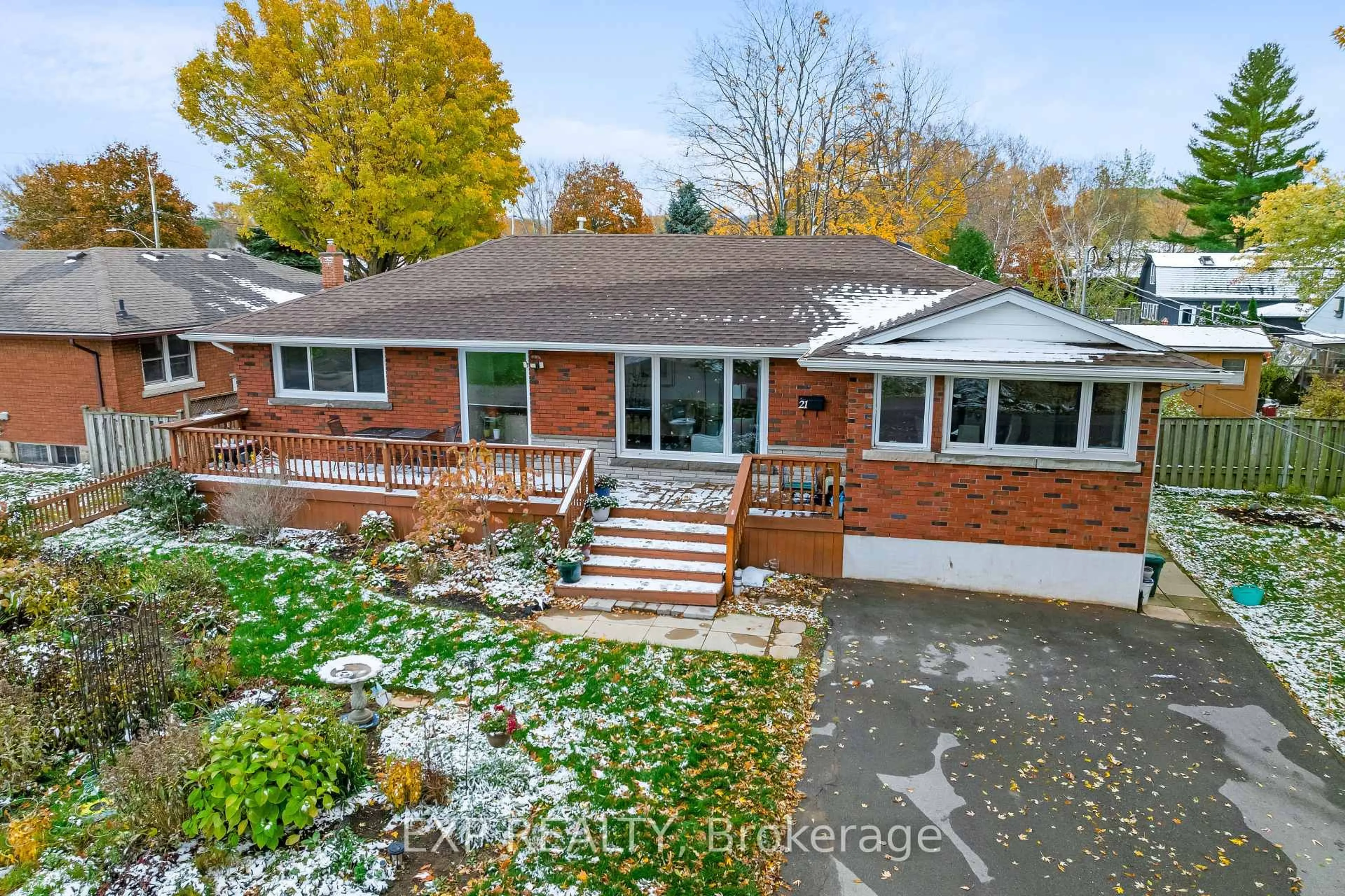 A pic from outside/outdoor area/front of a property/back of a property/a pic from drone, street for 21 Lakeside Dr, Grimsby Ontario L3M 2K9