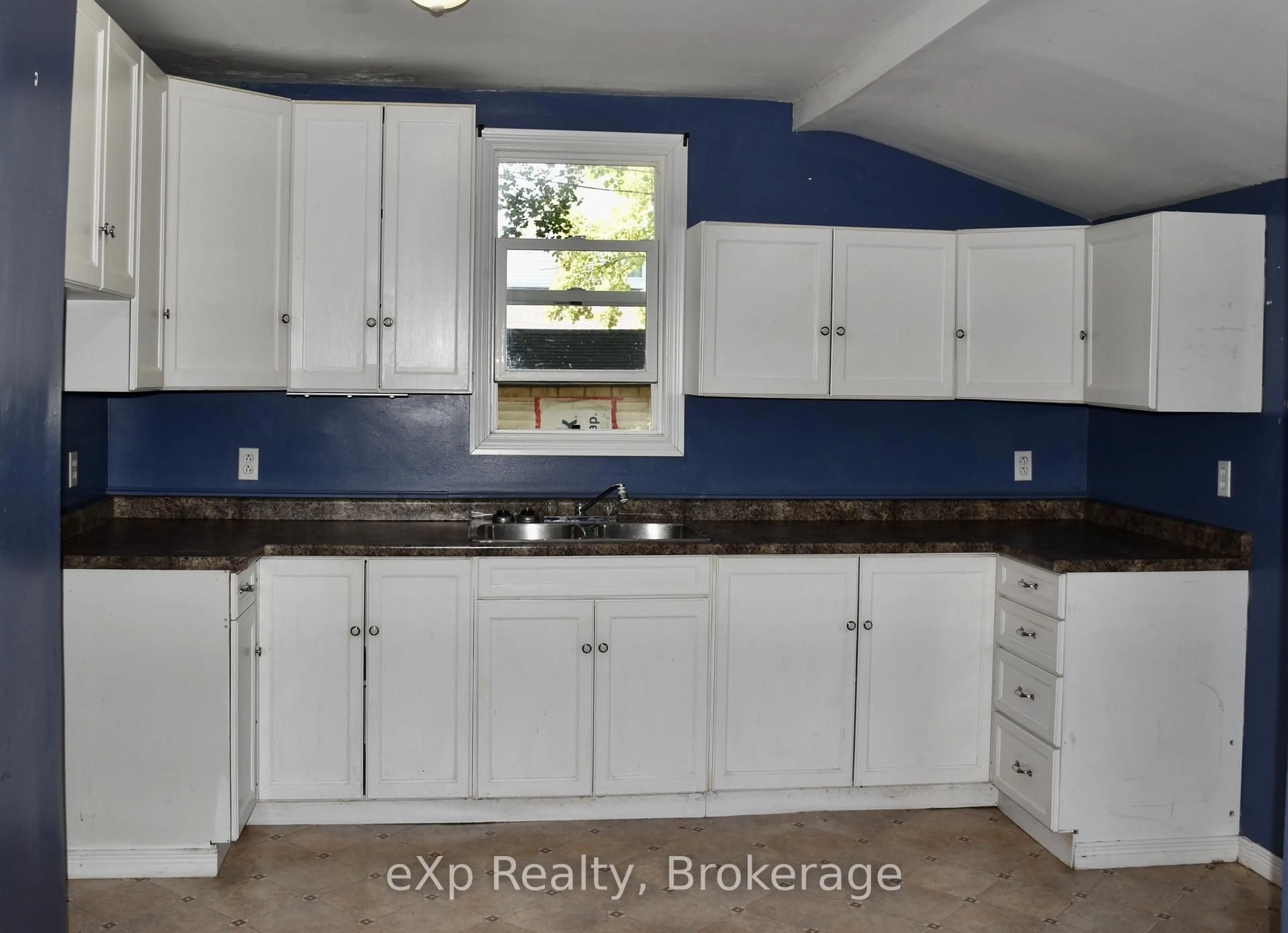 Standard kitchen, ceramic/tile floor for 114 Alfred St, Sarnia Ontario N7T 2G2