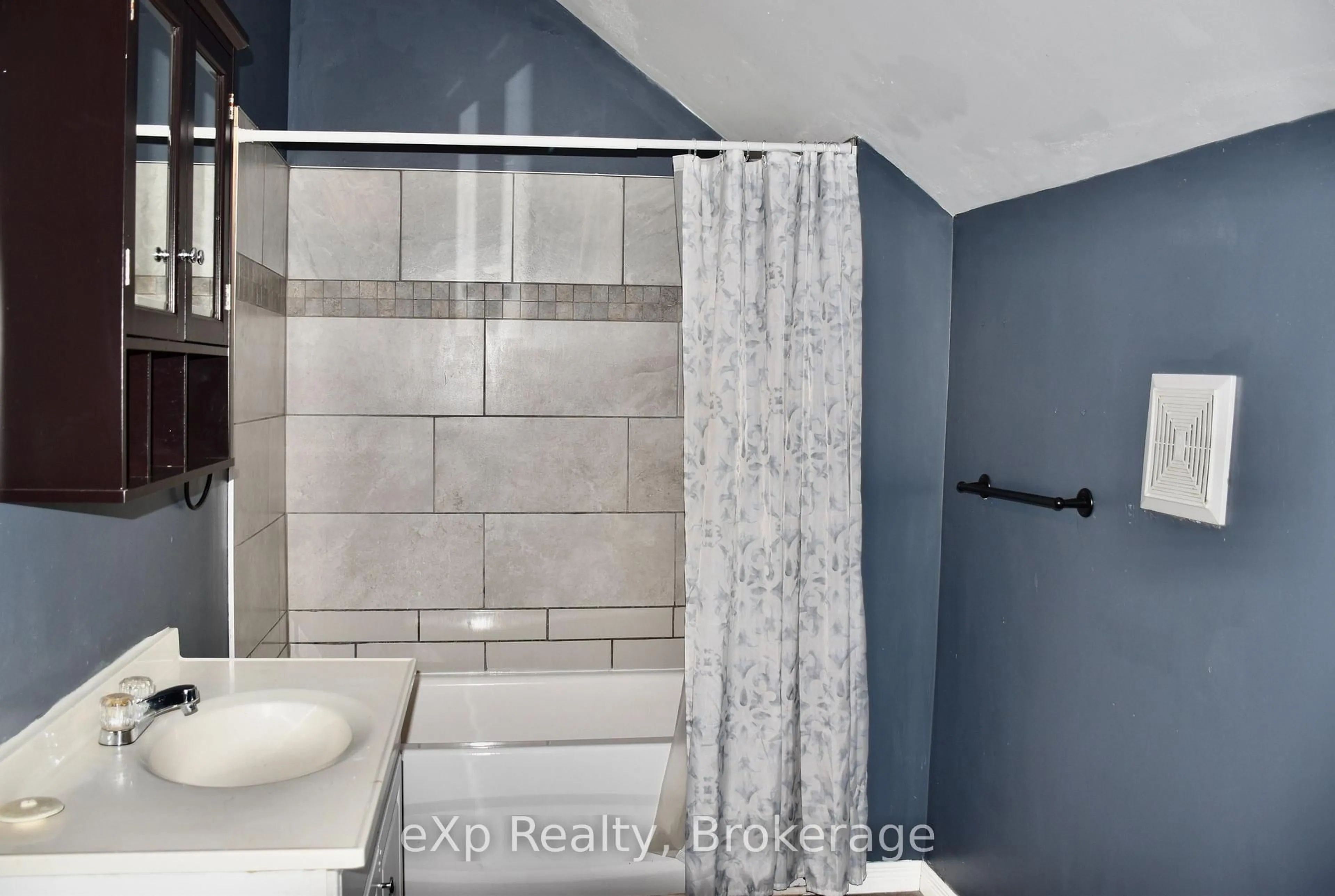 Standard bathroom, ceramic/tile floor for 114 Alfred St, Sarnia Ontario N7T 2G2