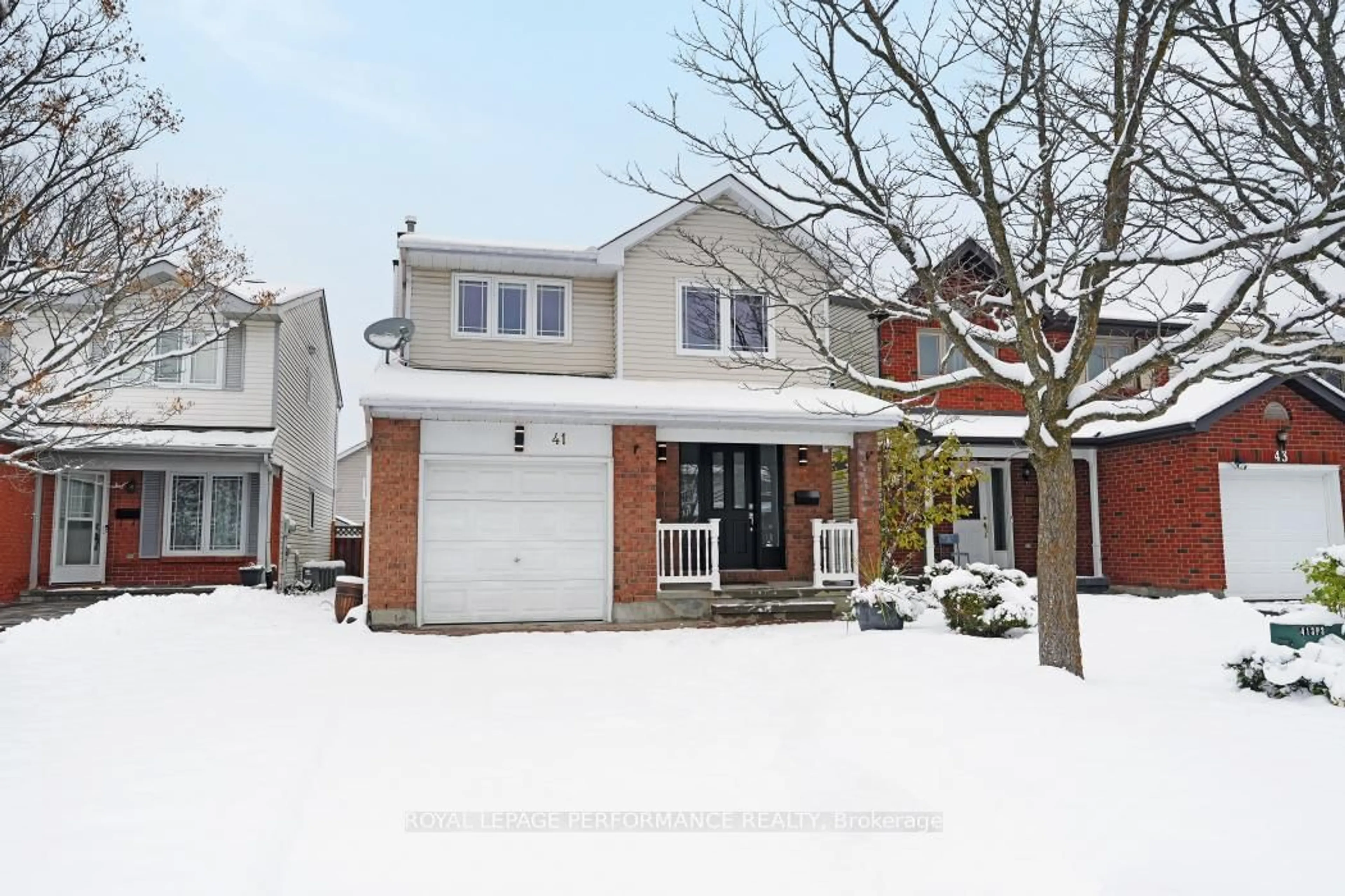 A pic from outside/outdoor area/front of a property/back of a property/a pic from drone, street for 41 Saddle Cres, Ottawa Ontario K1G 5L4