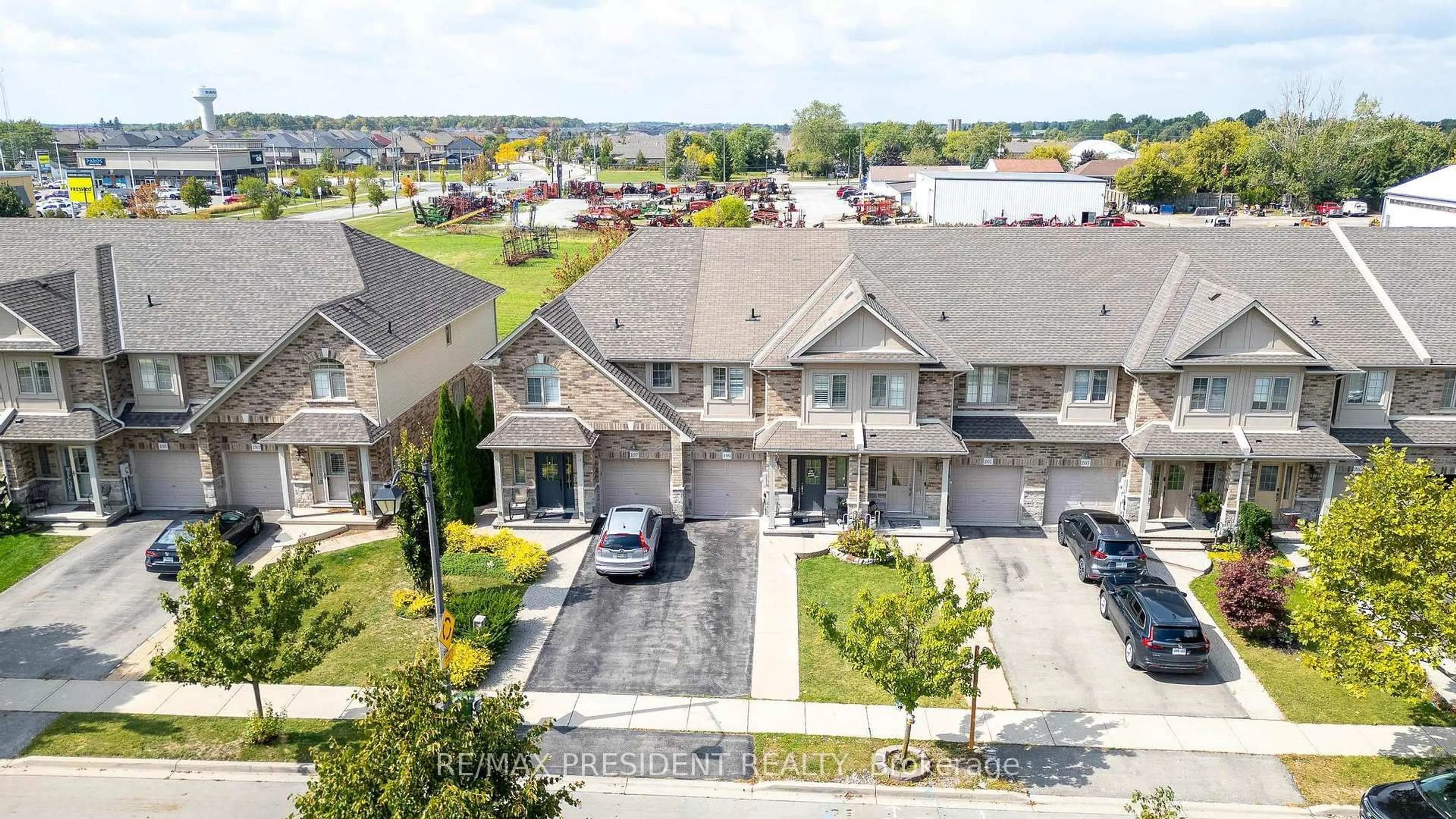 A pic from outside/outdoor area/front of a property/back of a property/a pic from drone, street for 199 Tanglewood Dr, Hamilton Ontario L0R 1C0