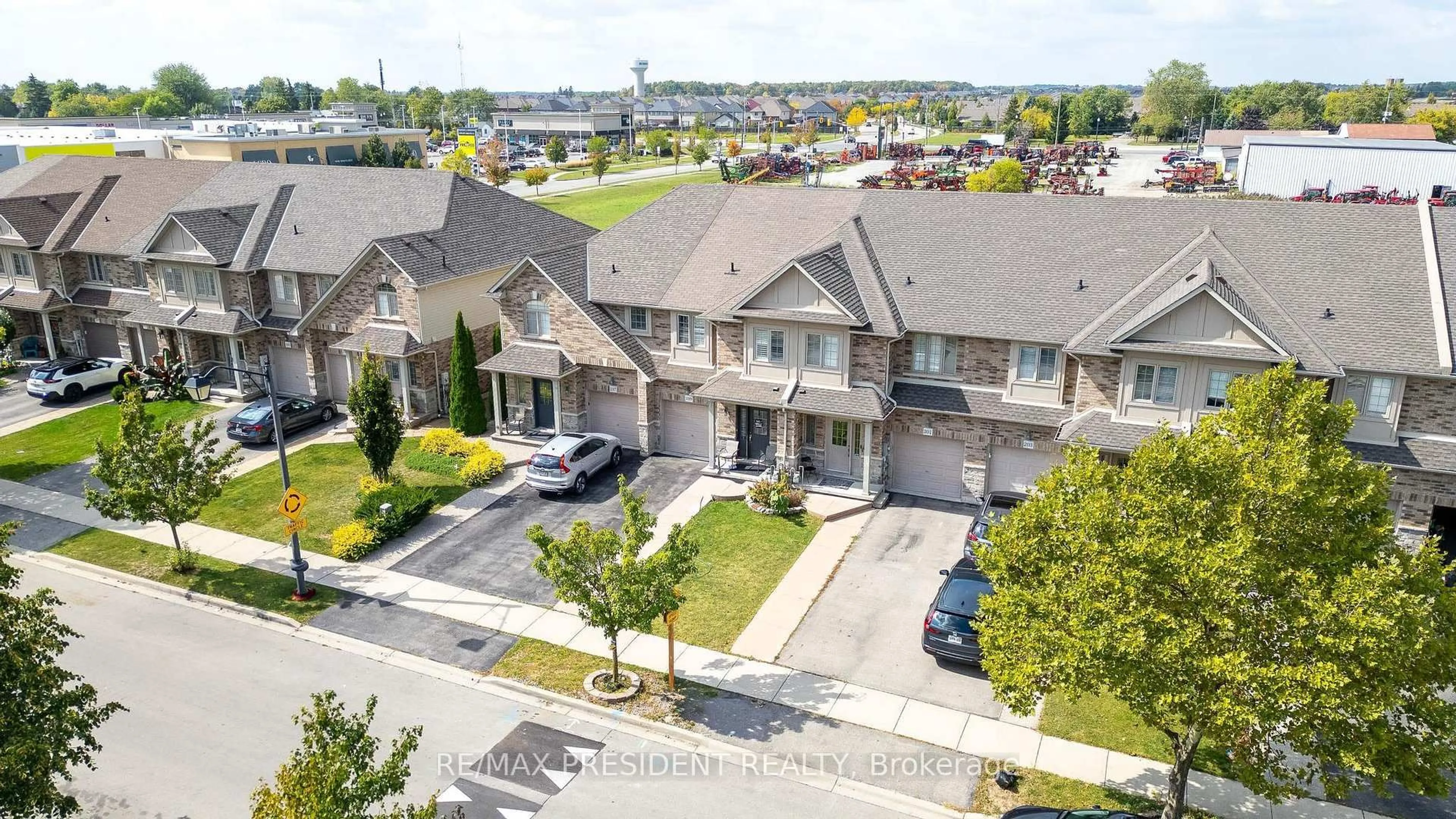 A pic from outside/outdoor area/front of a property/back of a property/a pic from drone, street for 199 Tanglewood Dr, Hamilton Ontario L0R 1C0