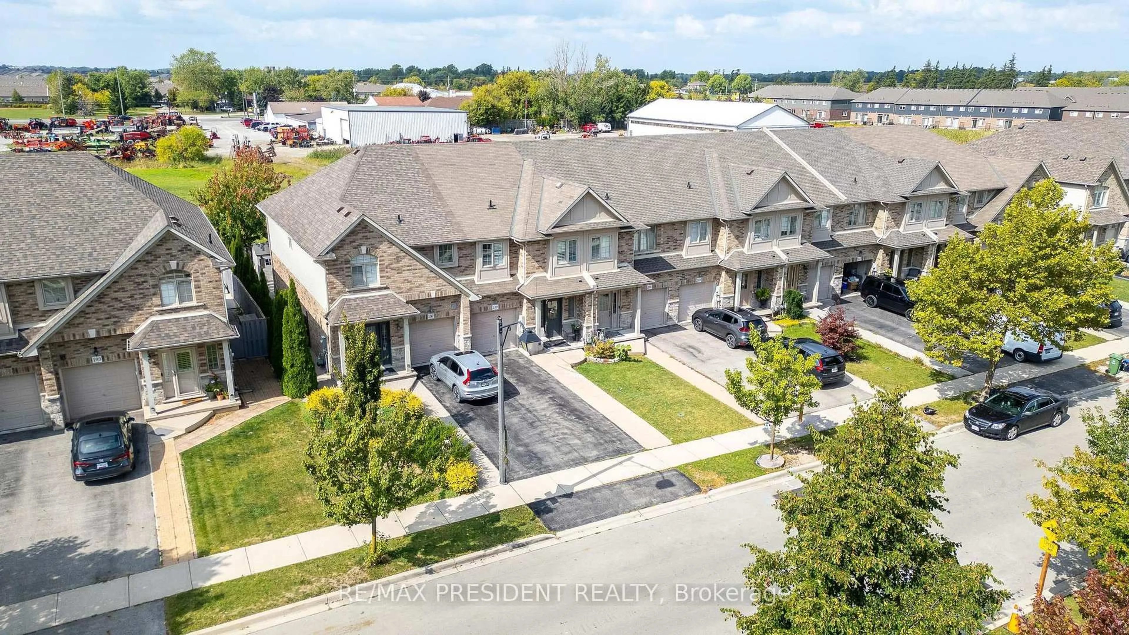 A pic from outside/outdoor area/front of a property/back of a property/a pic from drone, street for 199 Tanglewood Dr, Hamilton Ontario L0R 1C0