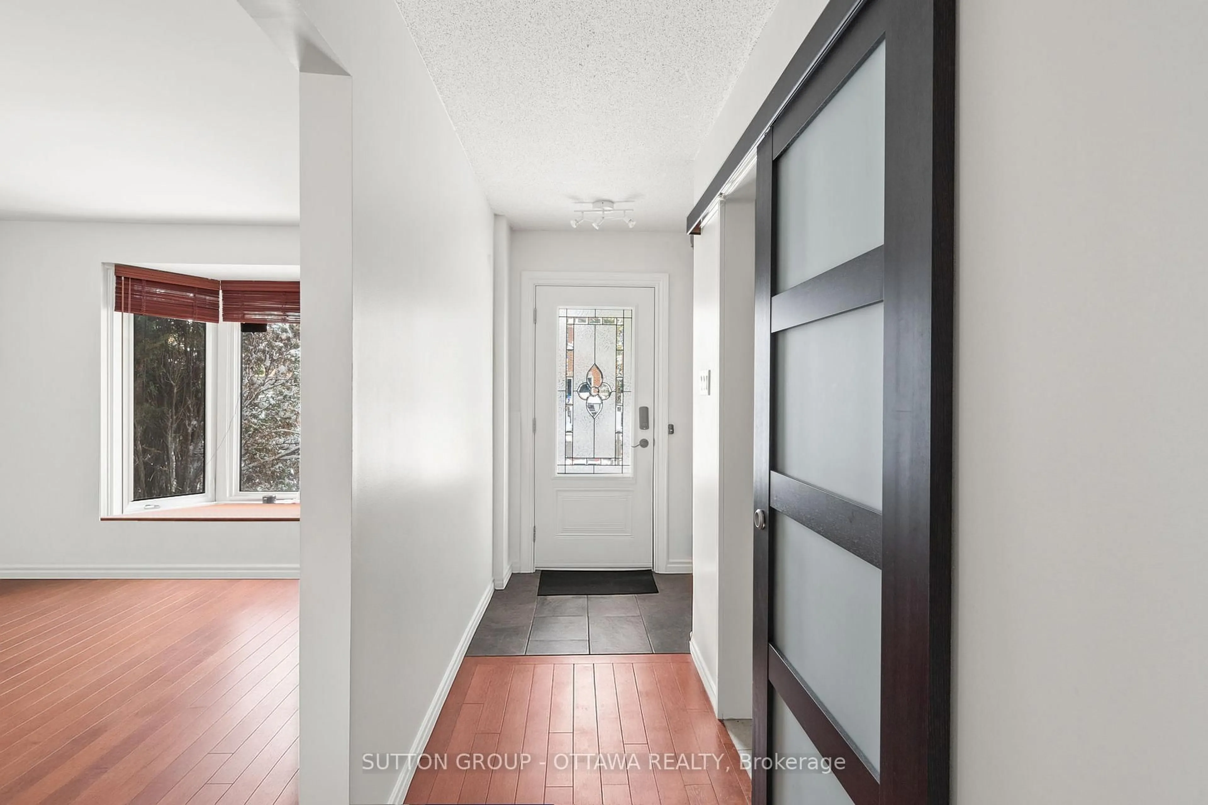Indoor entryway for 10 Foxleigh Cres, Kanata Ontario K2M 1B5
