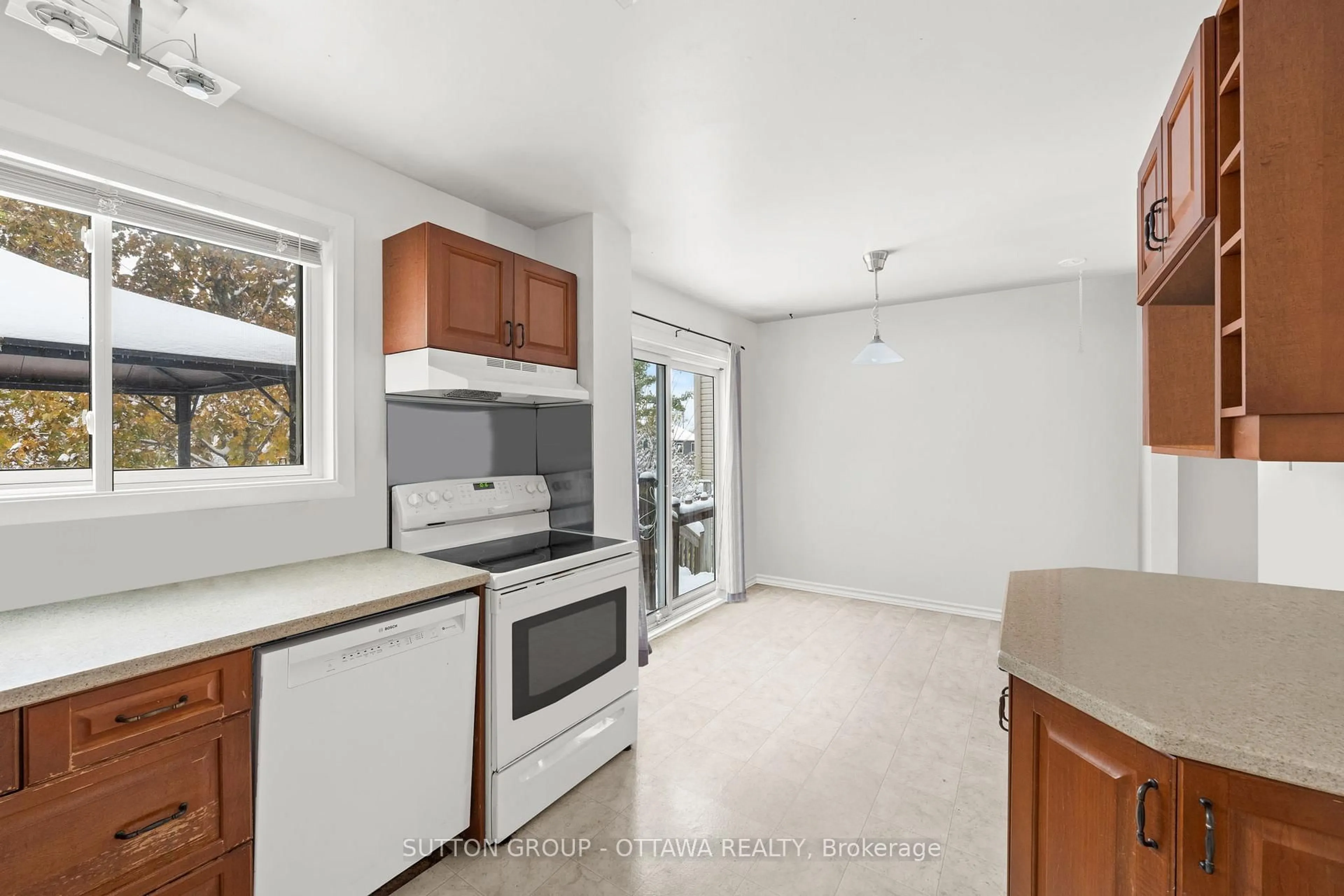 Standard kitchen, unknown for 10 Foxleigh Cres, Kanata Ontario K2M 1B5