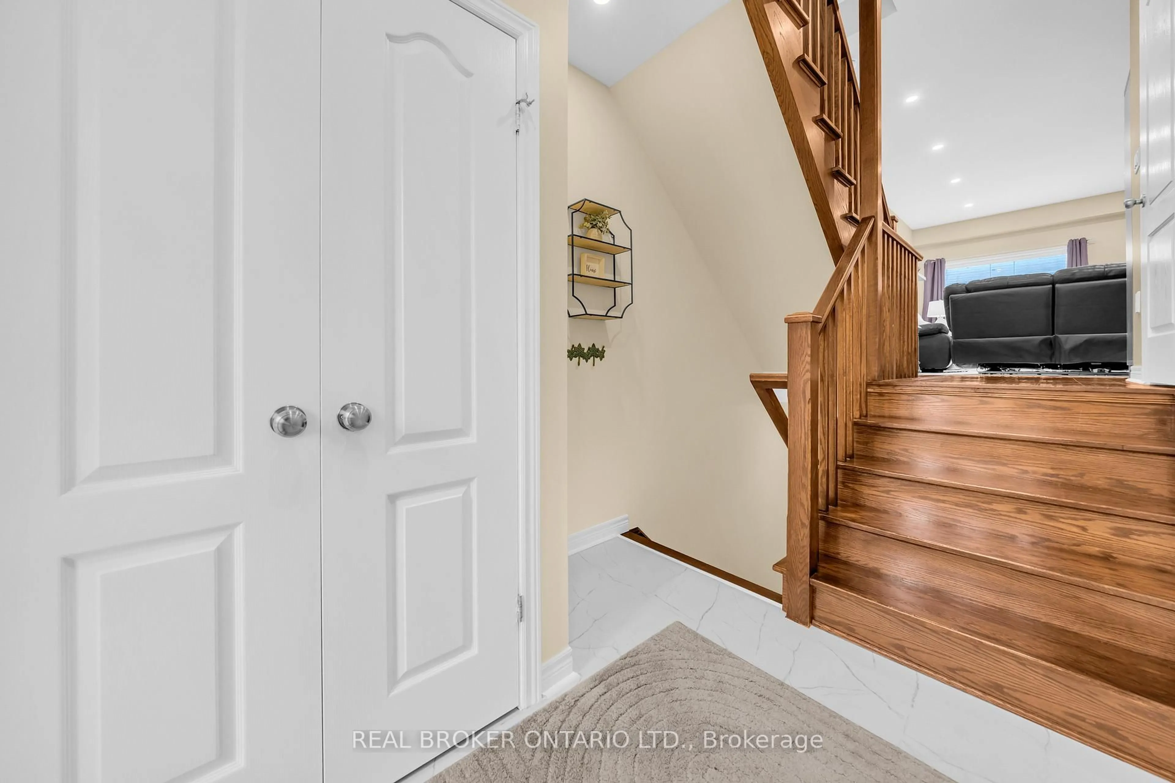 Indoor entryway for 40 Dartmouth Gate #22, Hamilton Ontario L8E 0C4