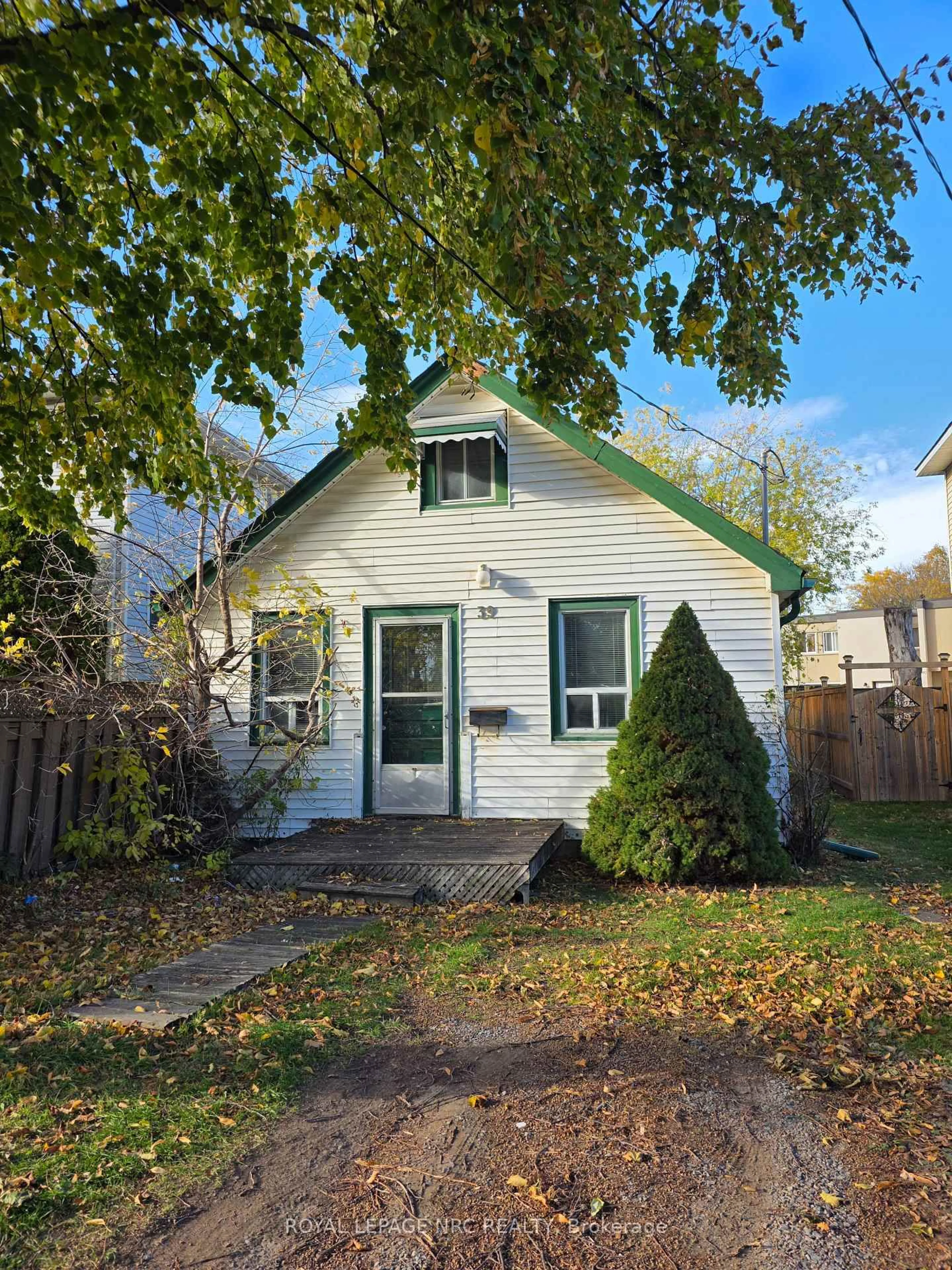 Home with vinyl exterior material, street for 39 Manchester Ave, St. Catharines Ontario L2R 1N9