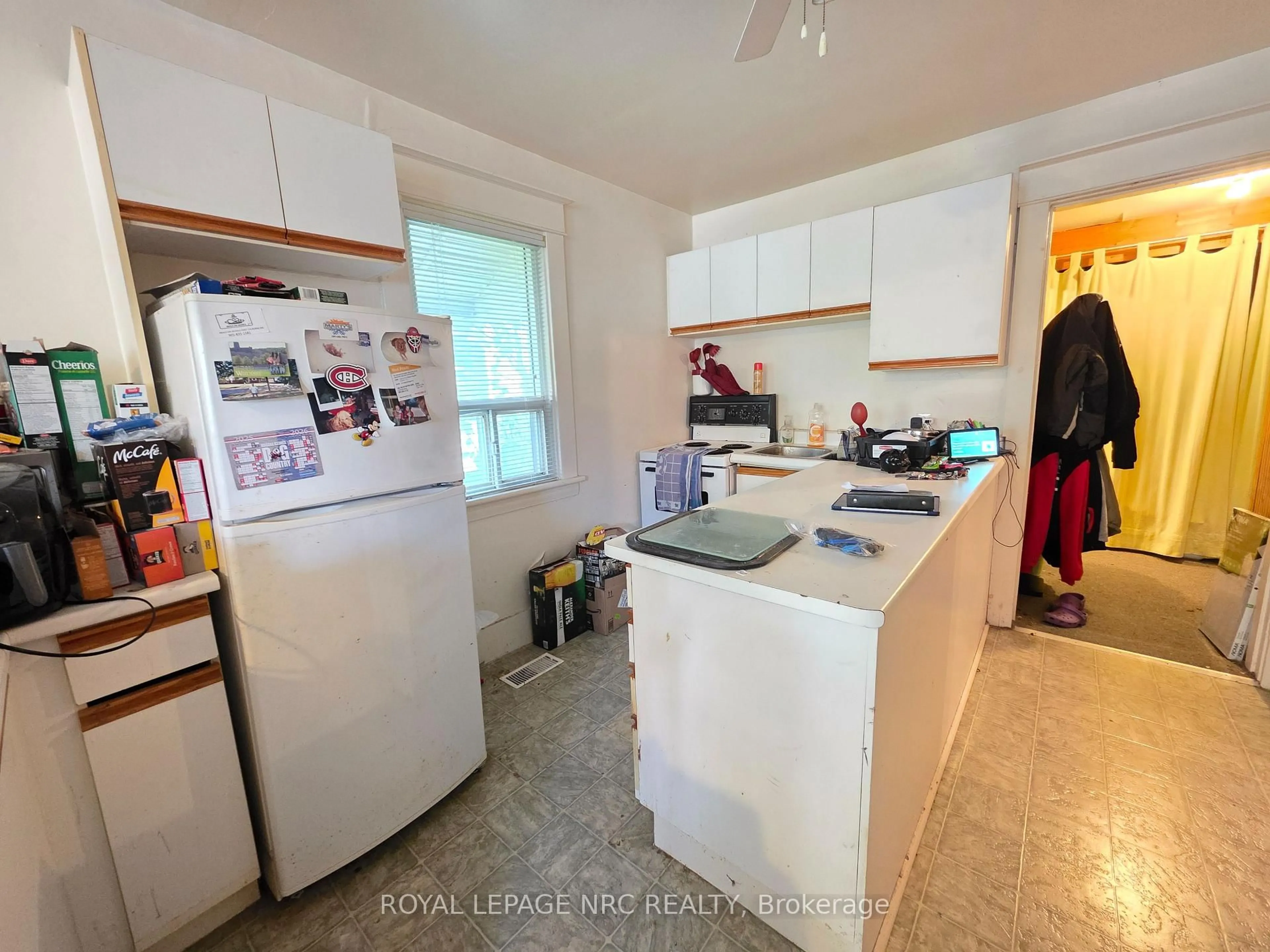 Standard kitchen, unknown for 39 Manchester Ave, St. Catharines Ontario L2R 1N9