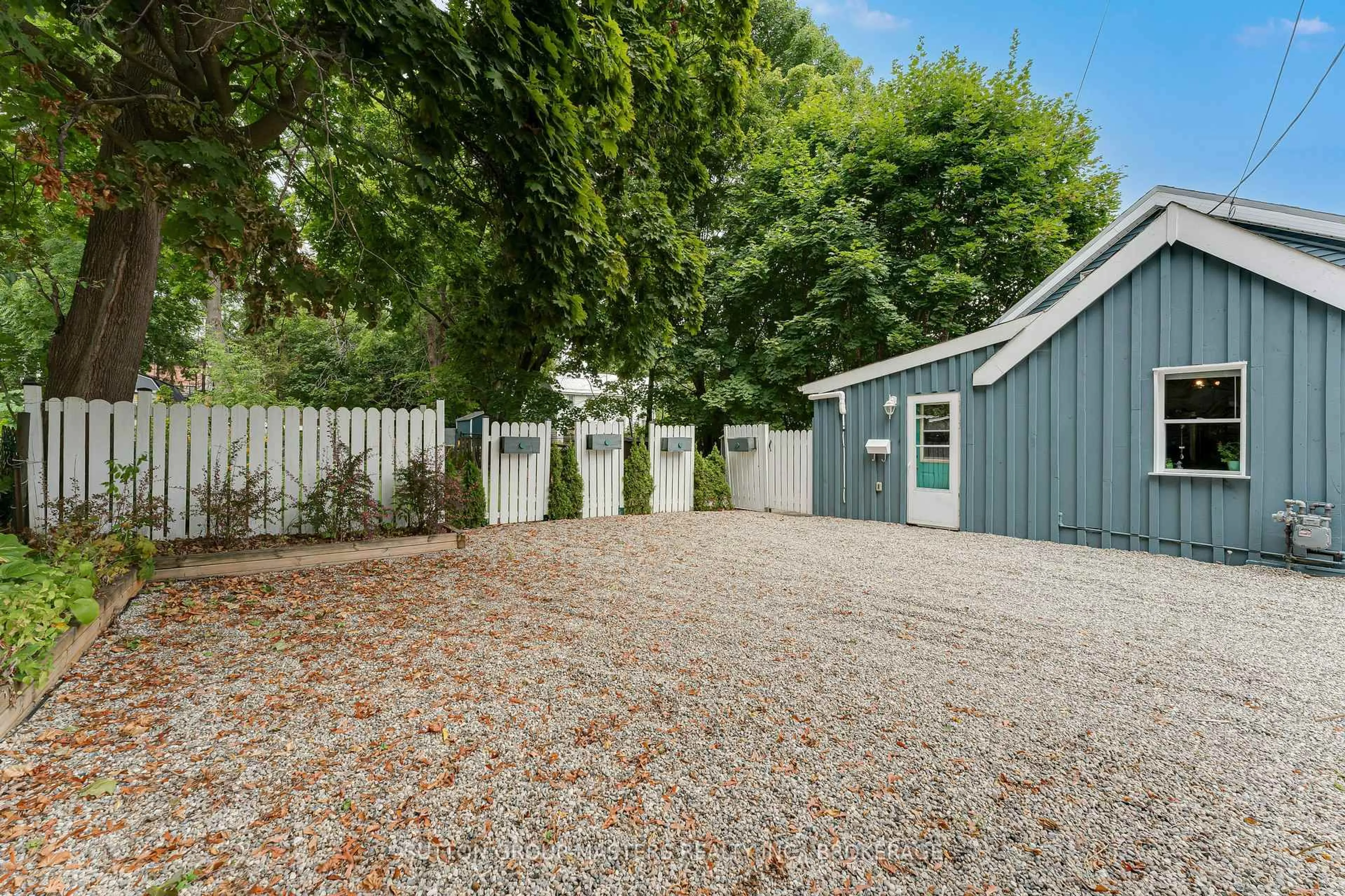 Unknown for 60 Centre St, Gananoque Ontario K7G 2H7