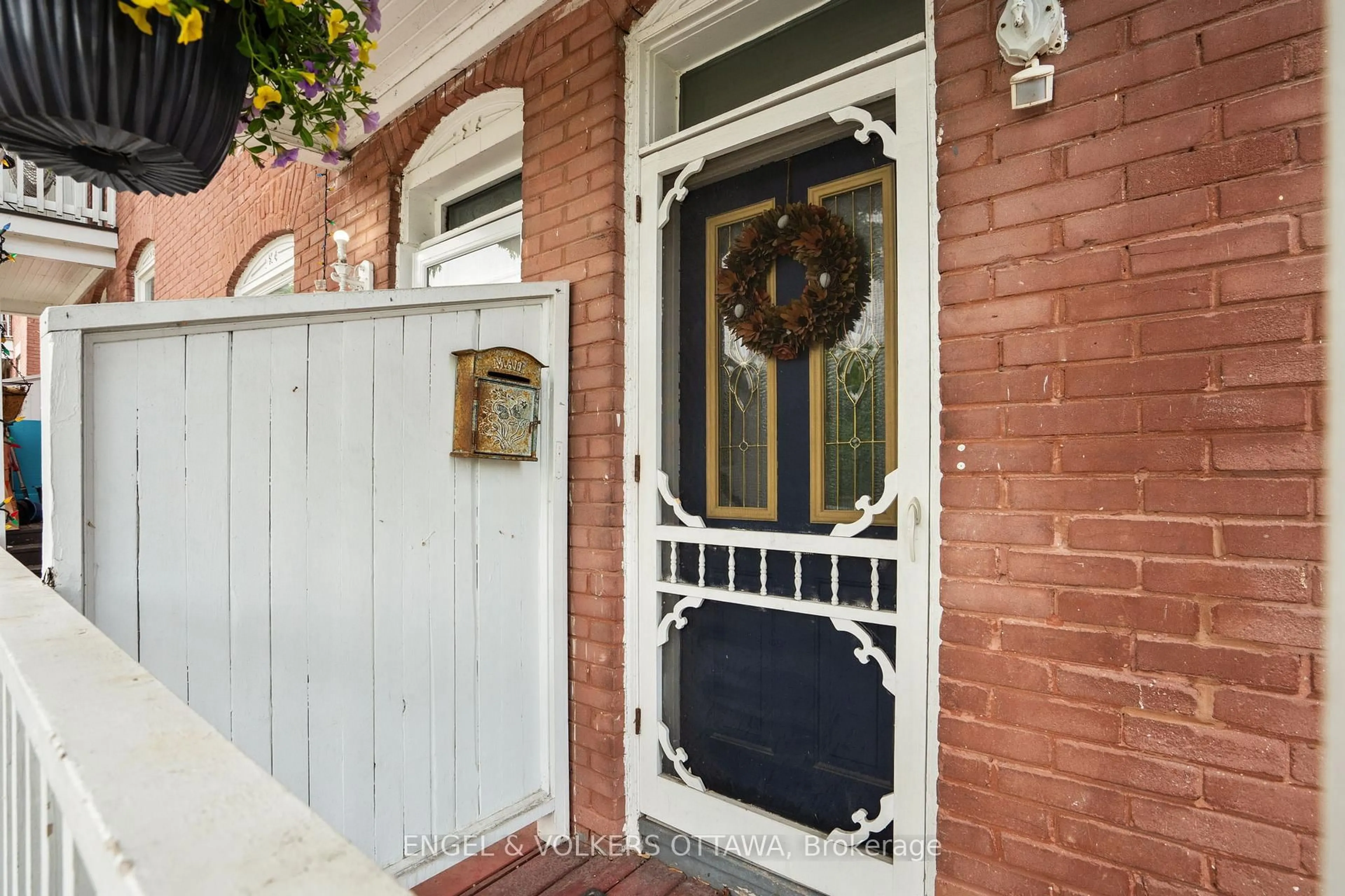 Unknown for 2 Lower Charlotte St, Ottawa Ontario K1N 8K1