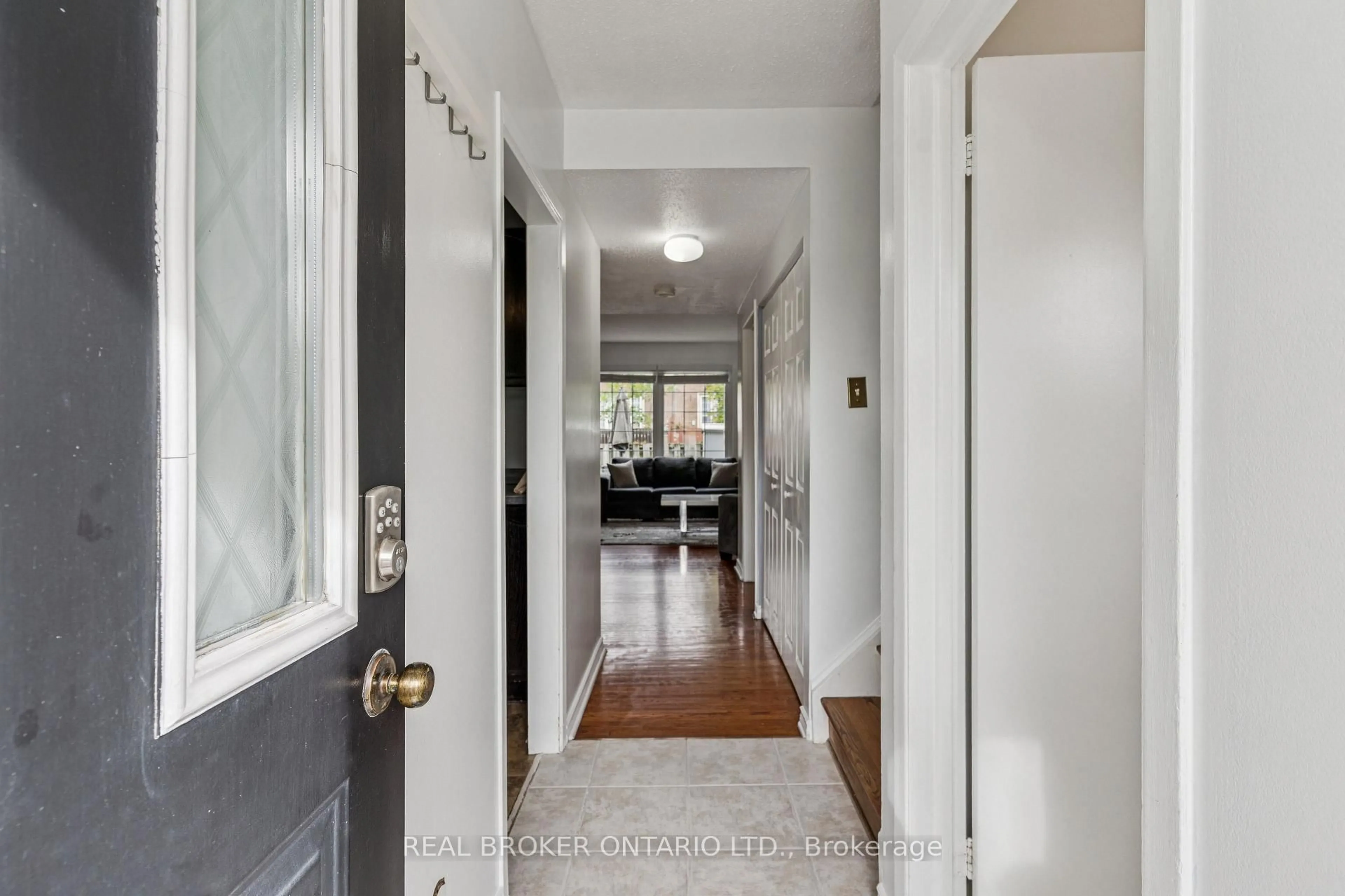 Indoor entryway for 85 Monterey Dr, Ottawa Ontario K2H 7A9